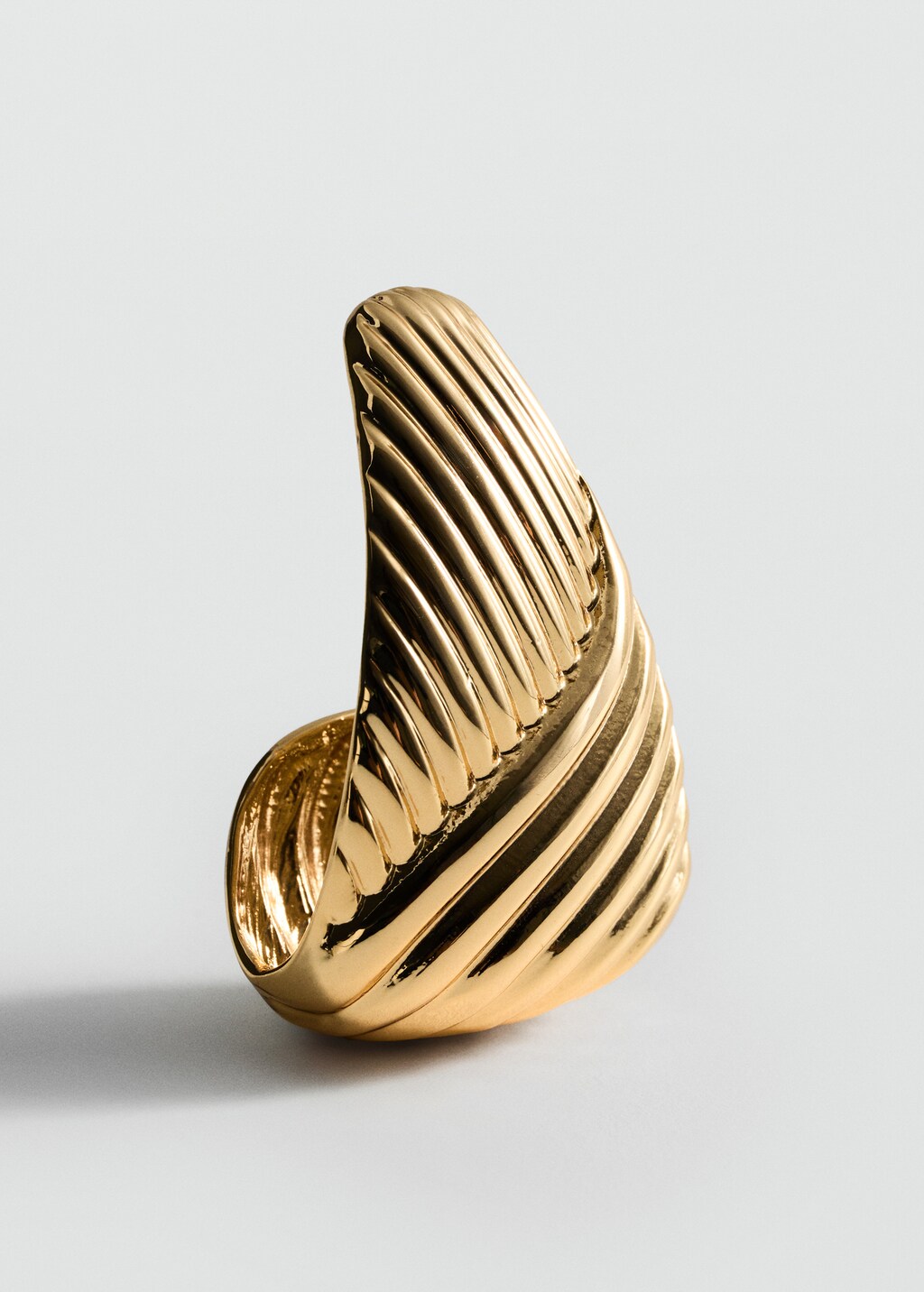 Embossed triangular earrings - Gold