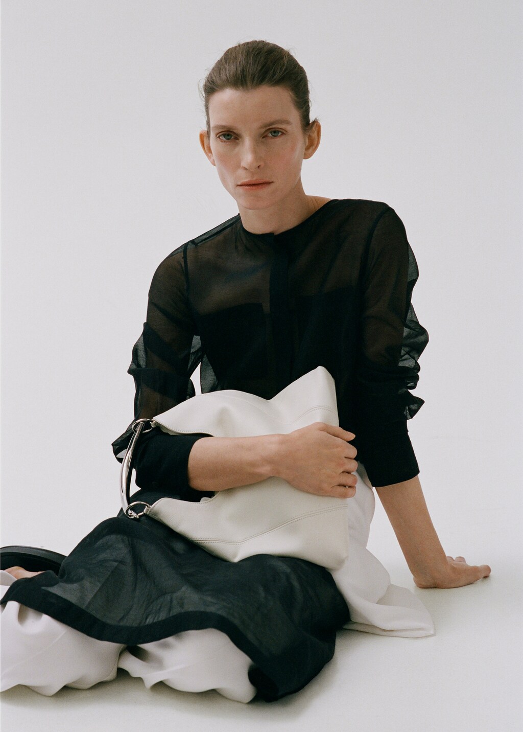 Leather shoulder bag with metal handle - White