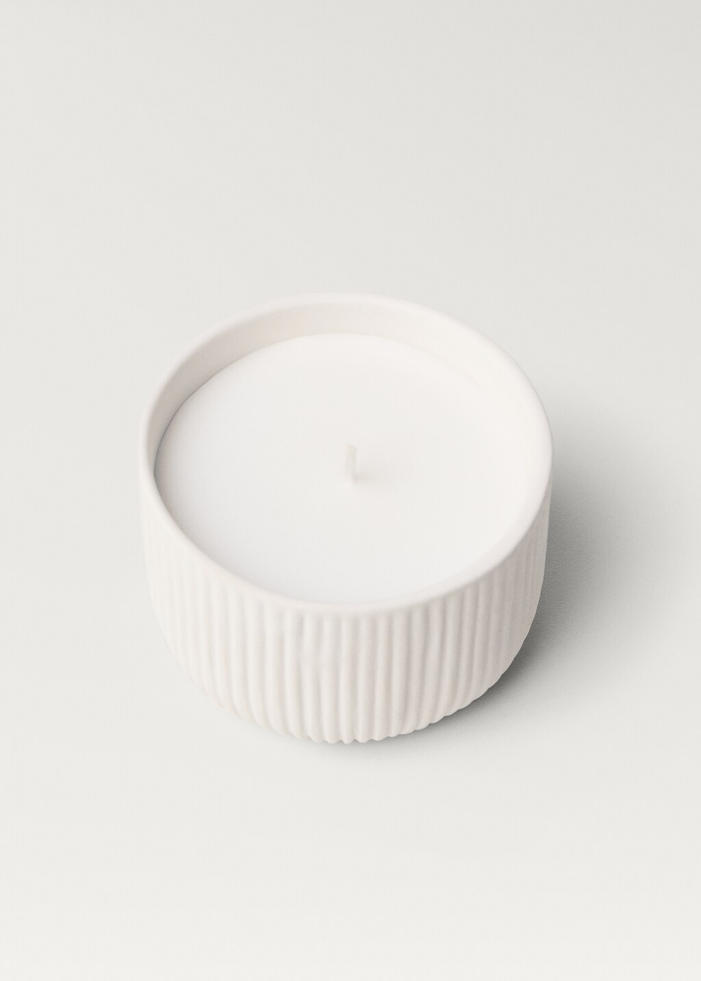 Decorative earthenware candle with lines, 140g - Off White