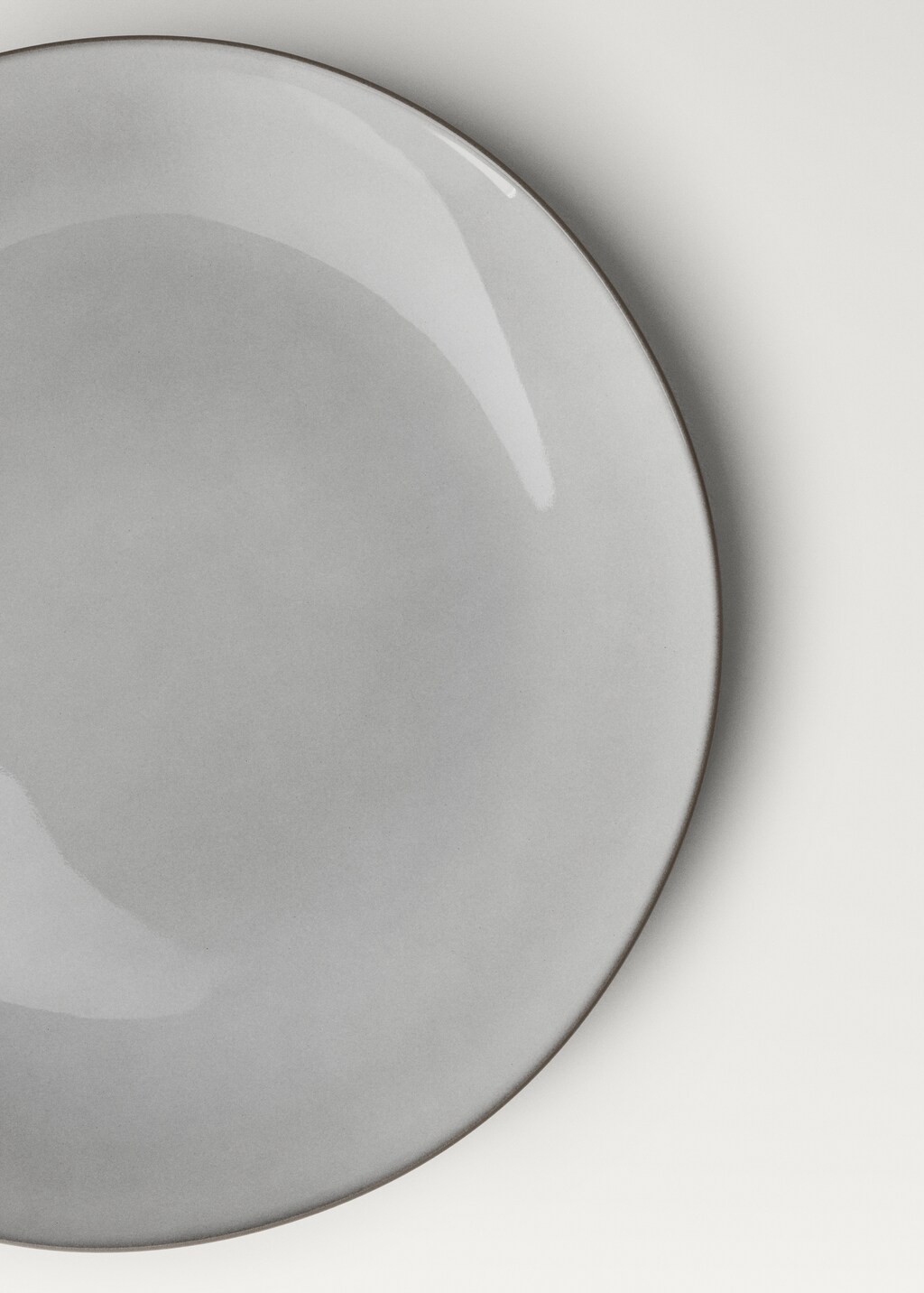 Flat stoneware plate with contrasting rim - White