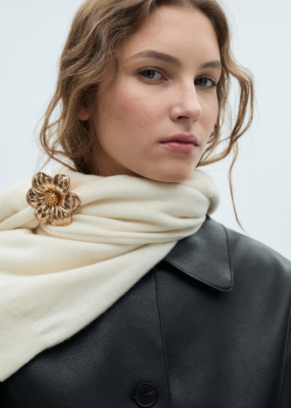 Metallic flower brooch - Gold