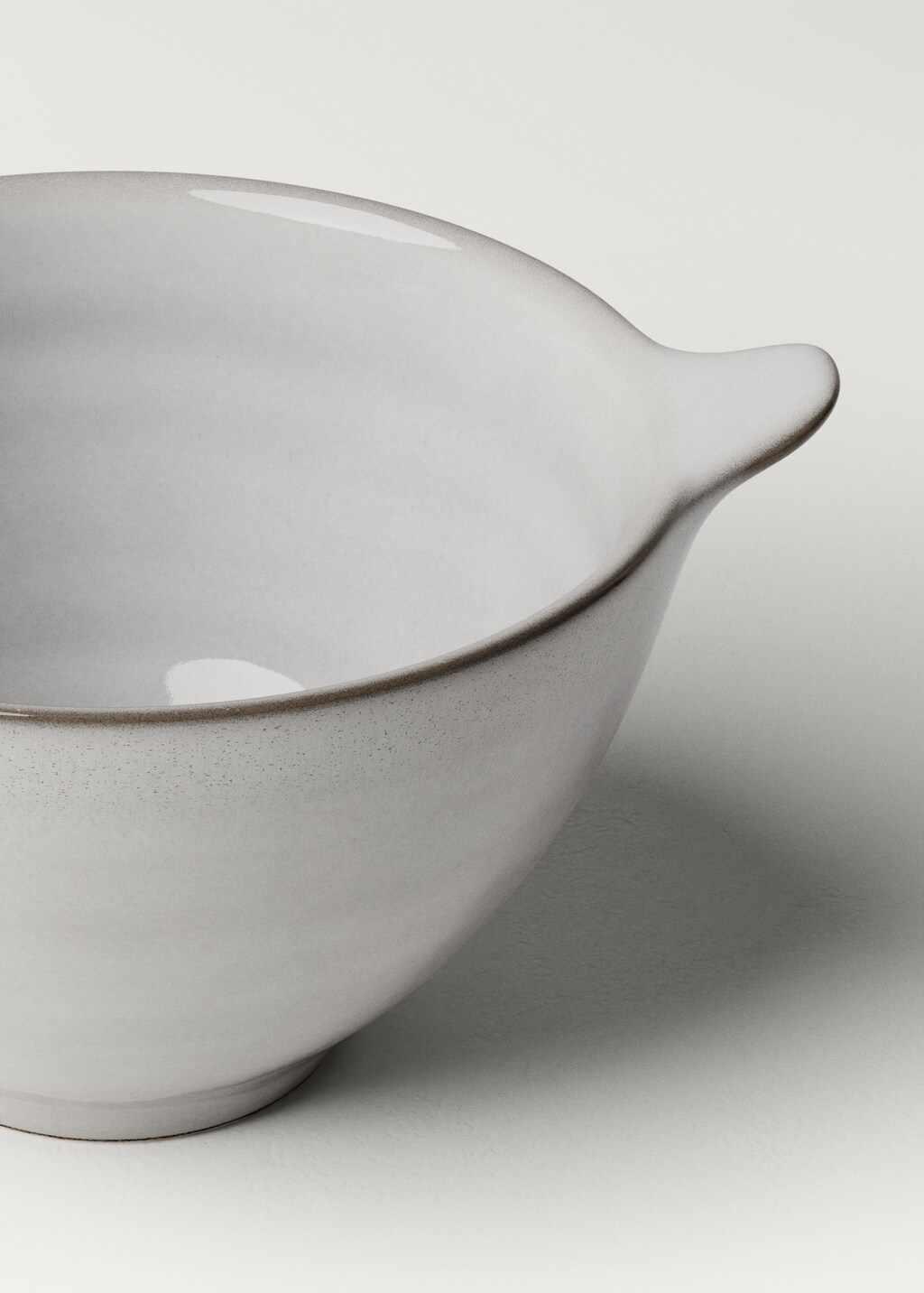 Stoneware bowl with handles and contrast rim - White