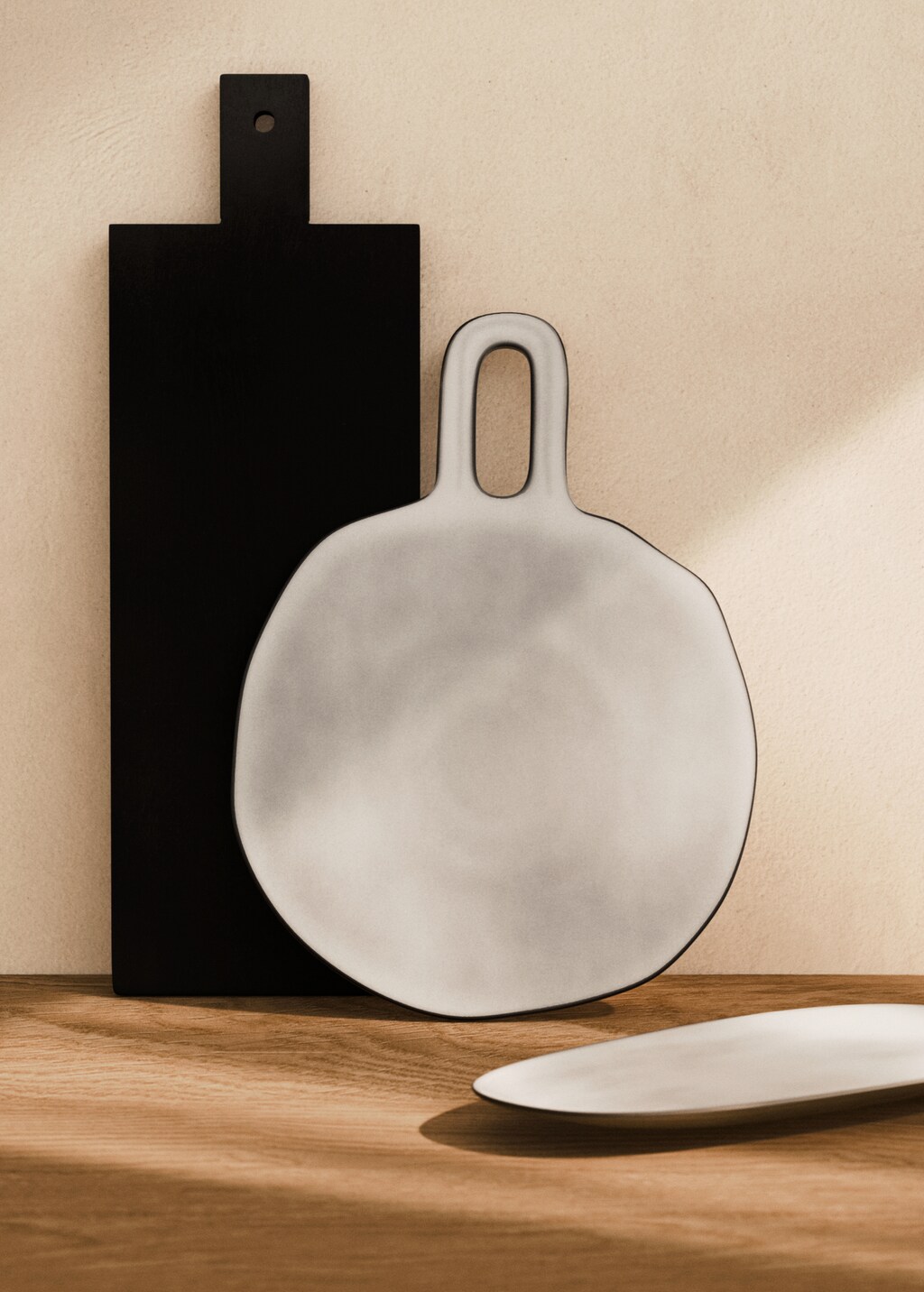 Round stoneware board with contrasting rim - White