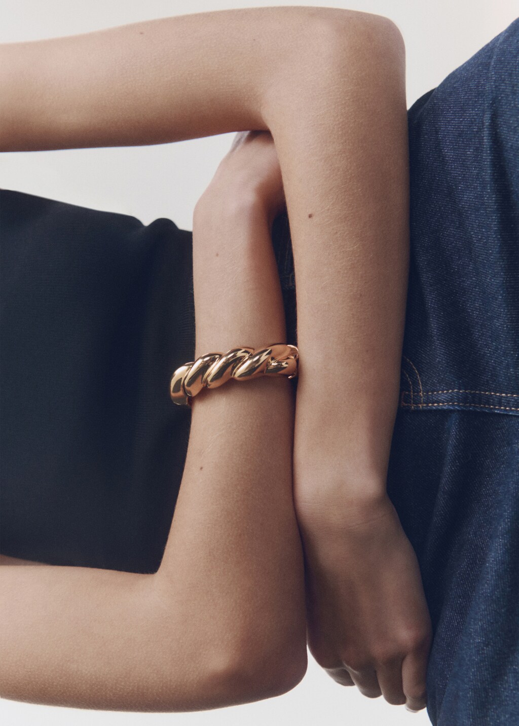 Embossed bracelet - Gold