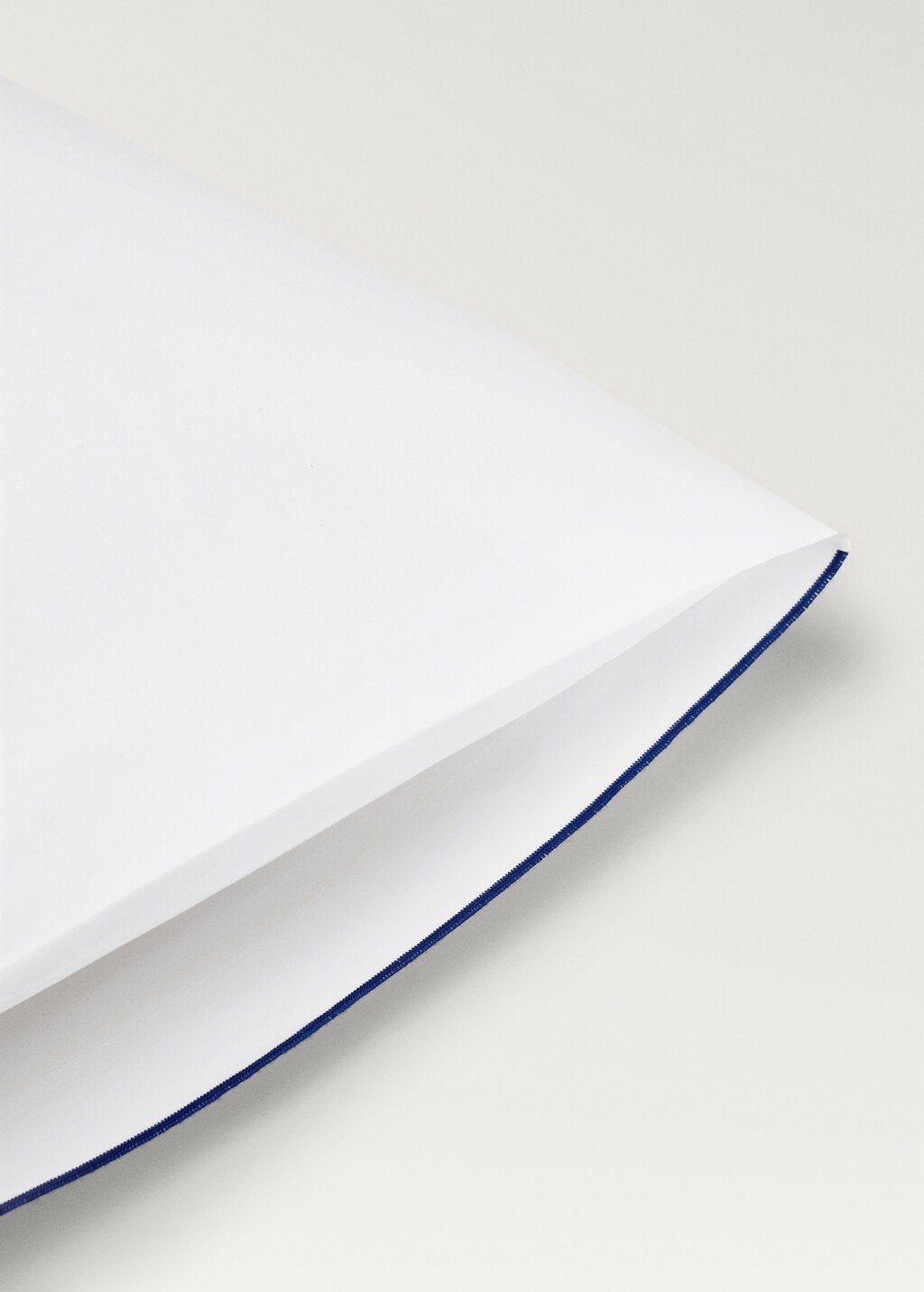 Cotton percale pillowcase with contrasting overlock stitching, 50x75 cm - Blue