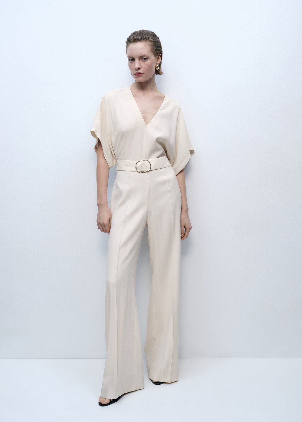 Long jumpsuit with belt and buckle - Ecru