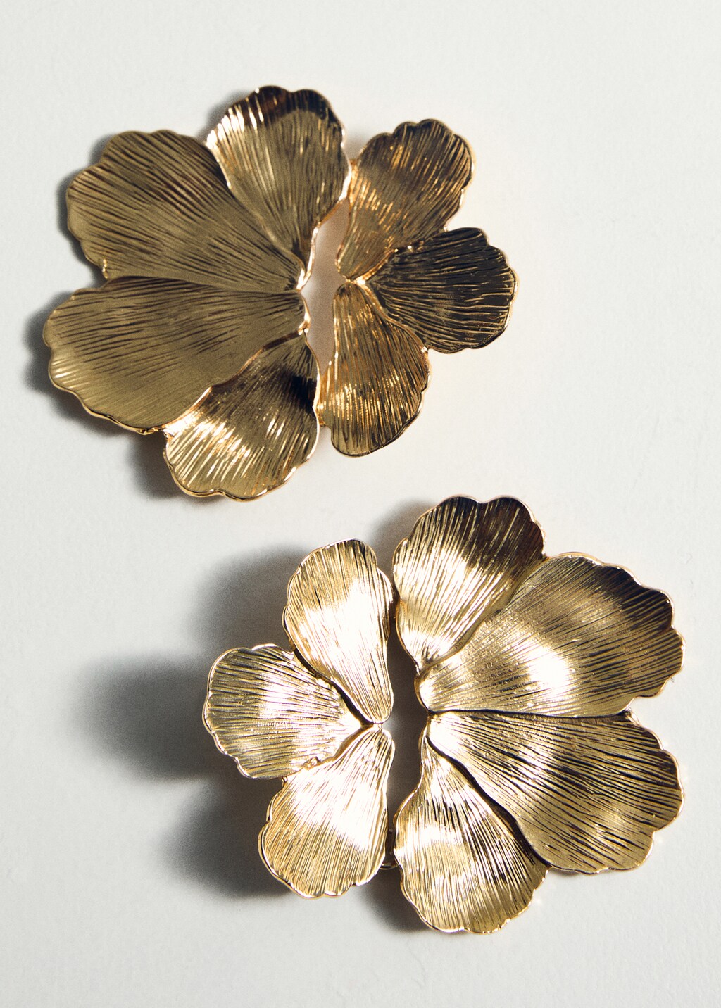 Textured flower earrings - Gold