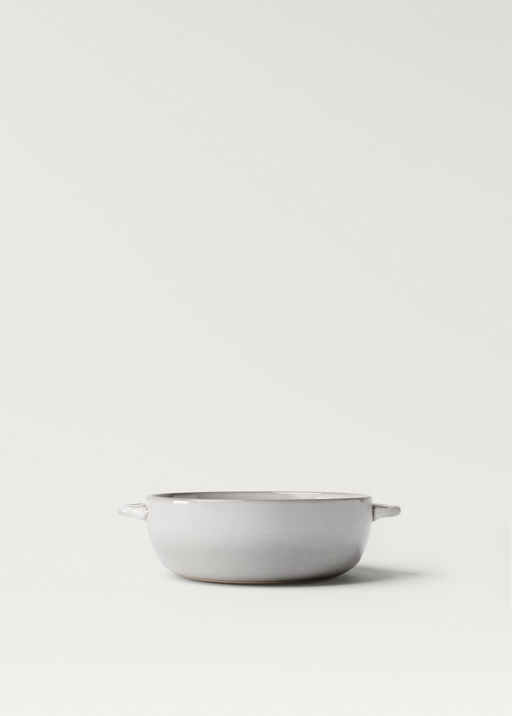 Medium stoneware casserole bowl with contrasting rim - White