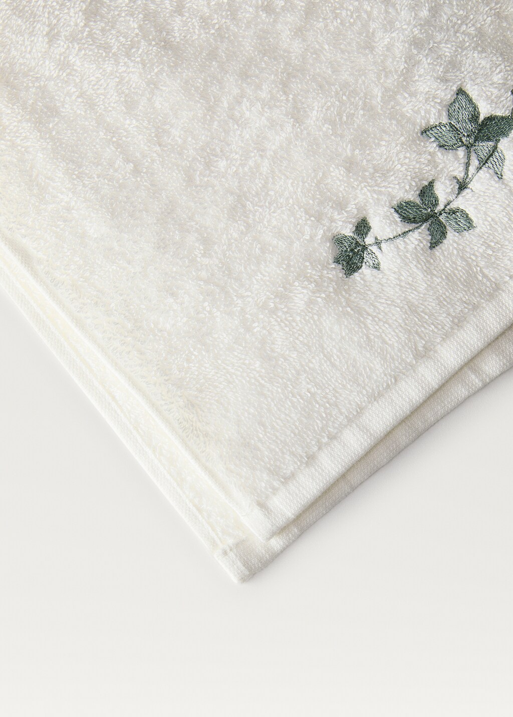 Hand towel with leaf embroidery - Off White