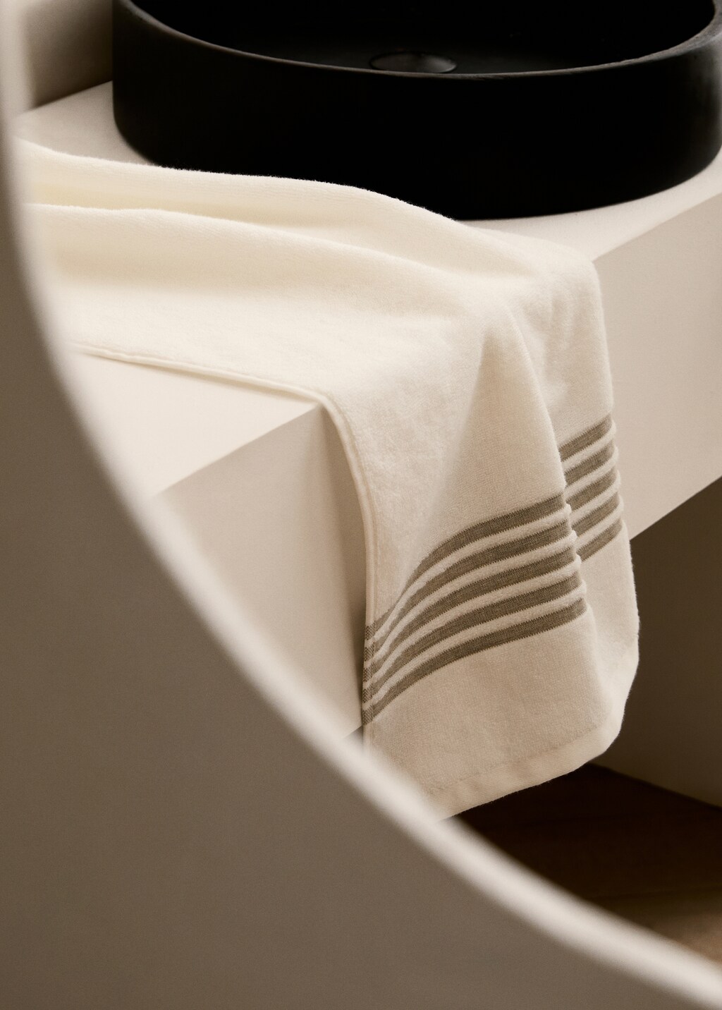 Bath towel with contrasting trim - Off White