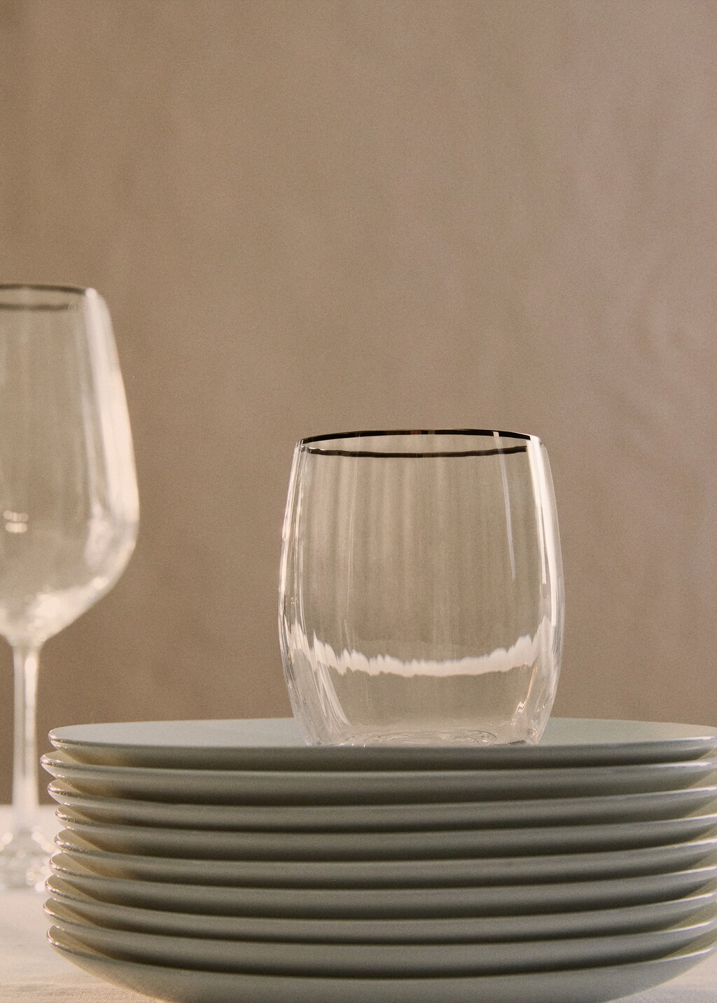 Glass tumbler with embossed stripes - Silver