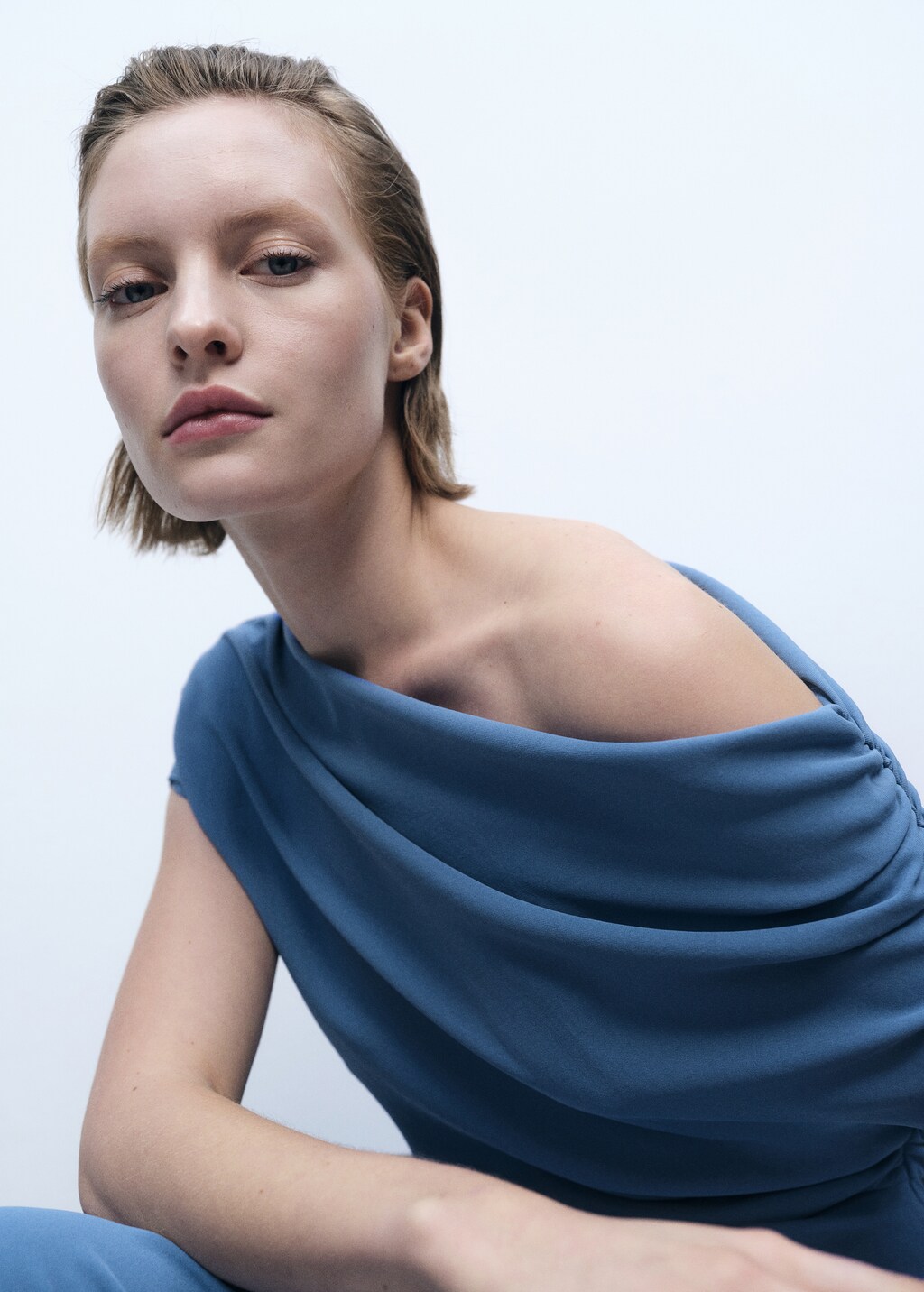 Asymmetrical-neck midi-dress - Blue