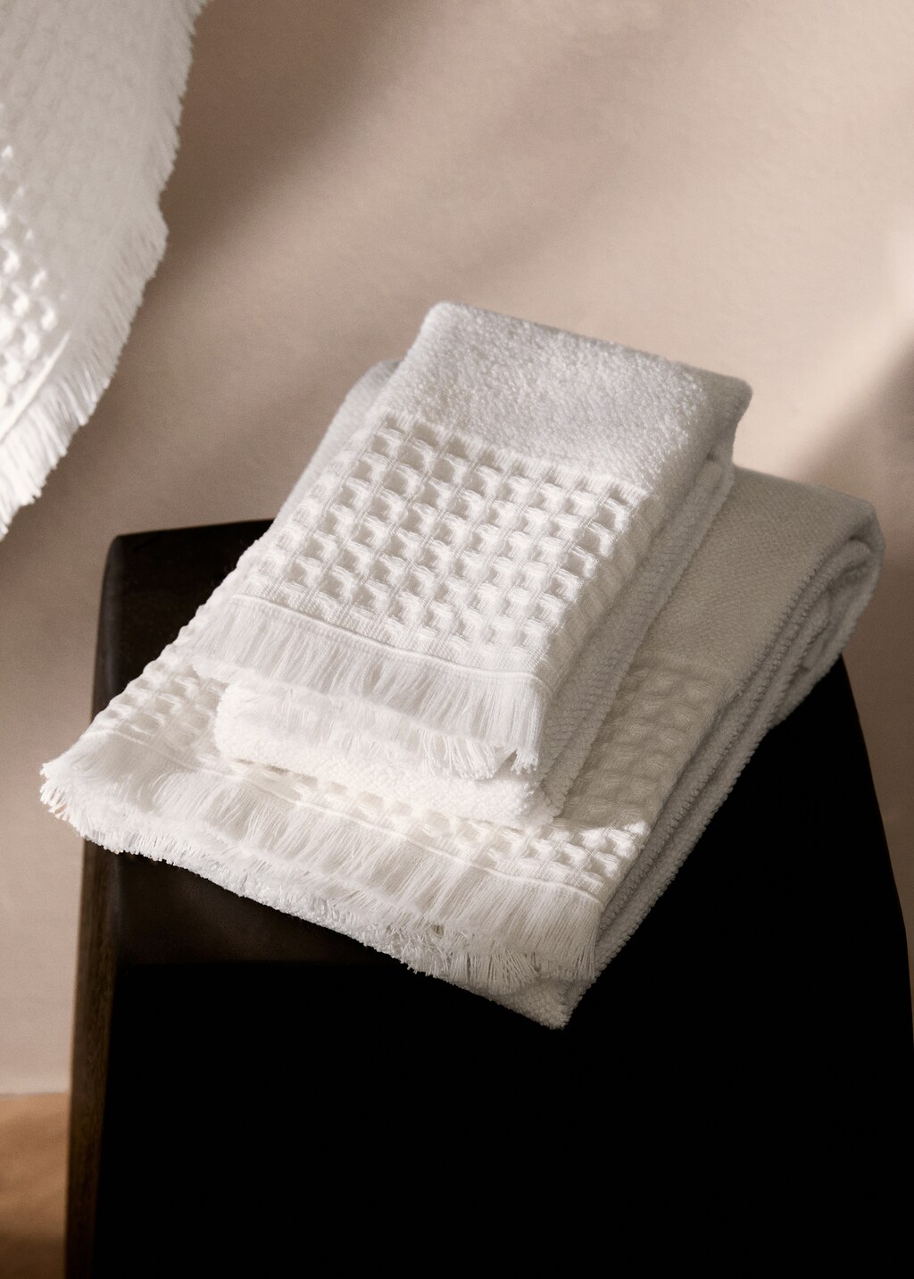 Washbasin towel with waffle trim and fringe - Off White