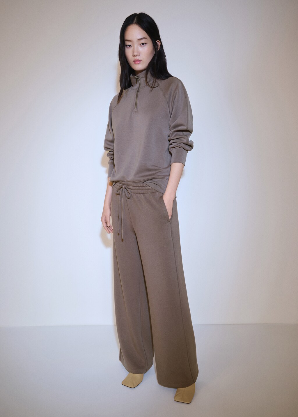 Jogger trousers with elastic waist - Medium Brown