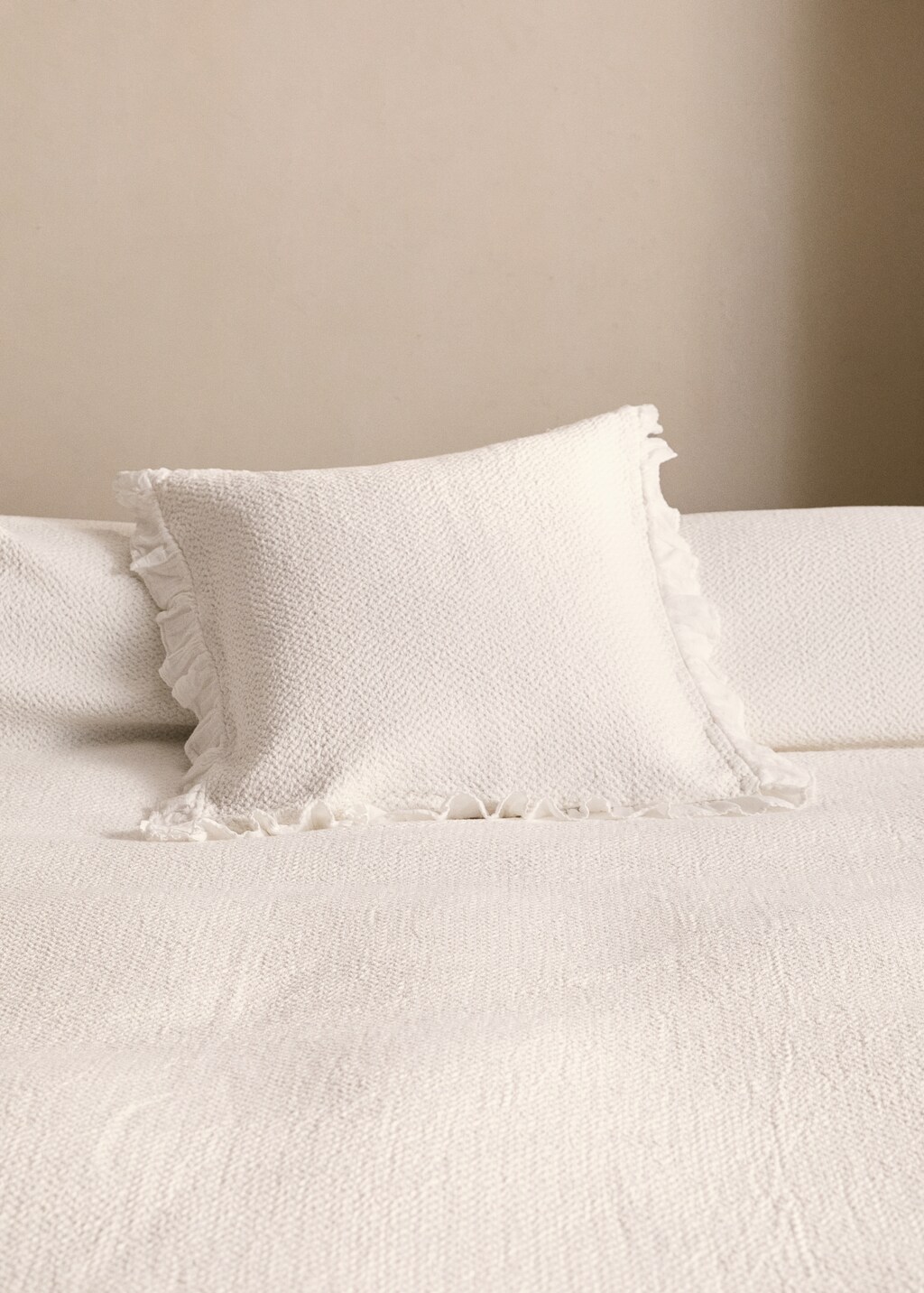Cotton pillowcase with ruffle finish, 50x50 cm - Ecru