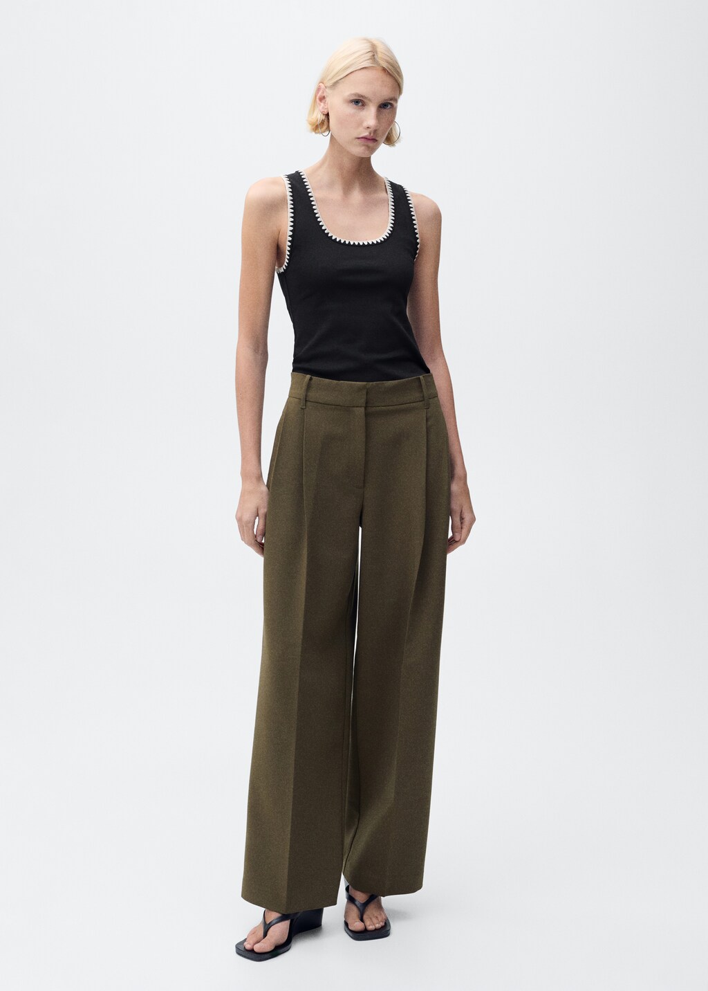 Low-cut top with contrasting trim - Black