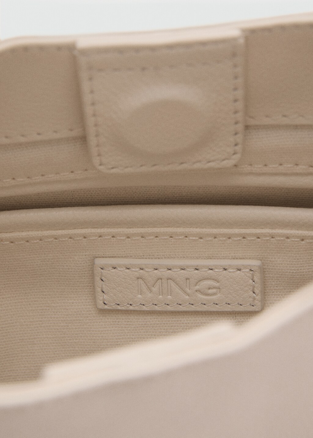 Leather shoulder bag with metal handle - White