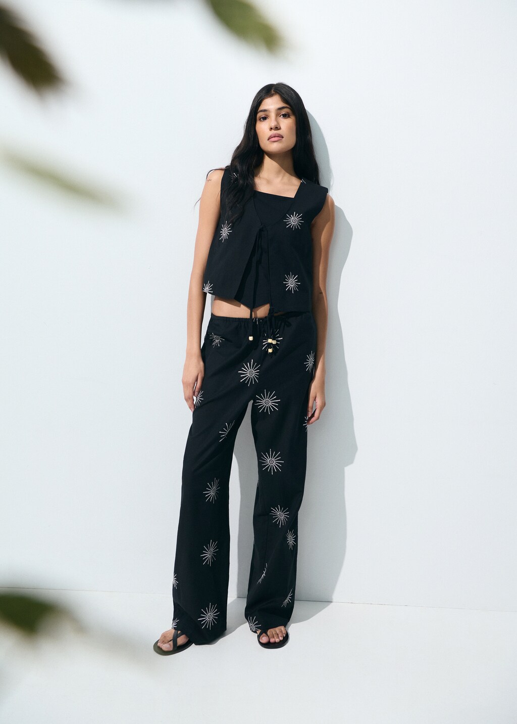 Long trousers with embroidered details - Black