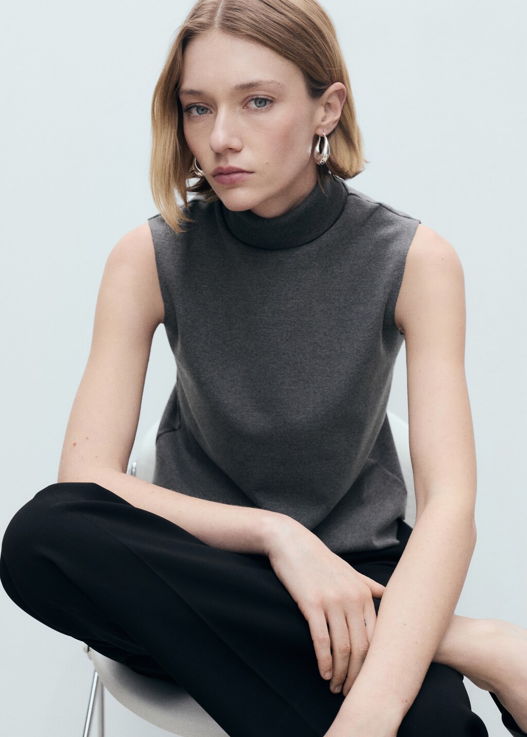 Sleeveless turtleneck top - Grey