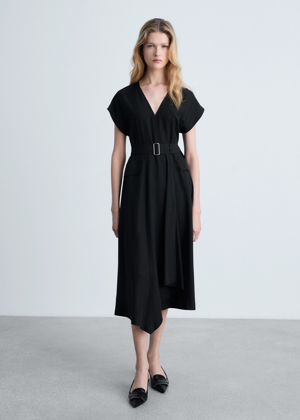 Asymmetrical dress with belt - Black