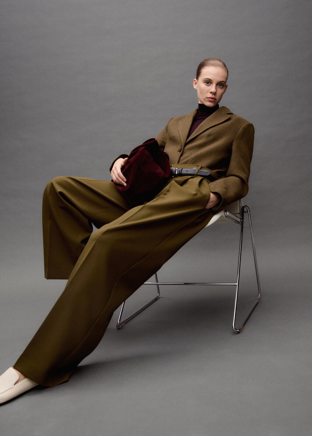 Straight-fit pleated trousers - Black