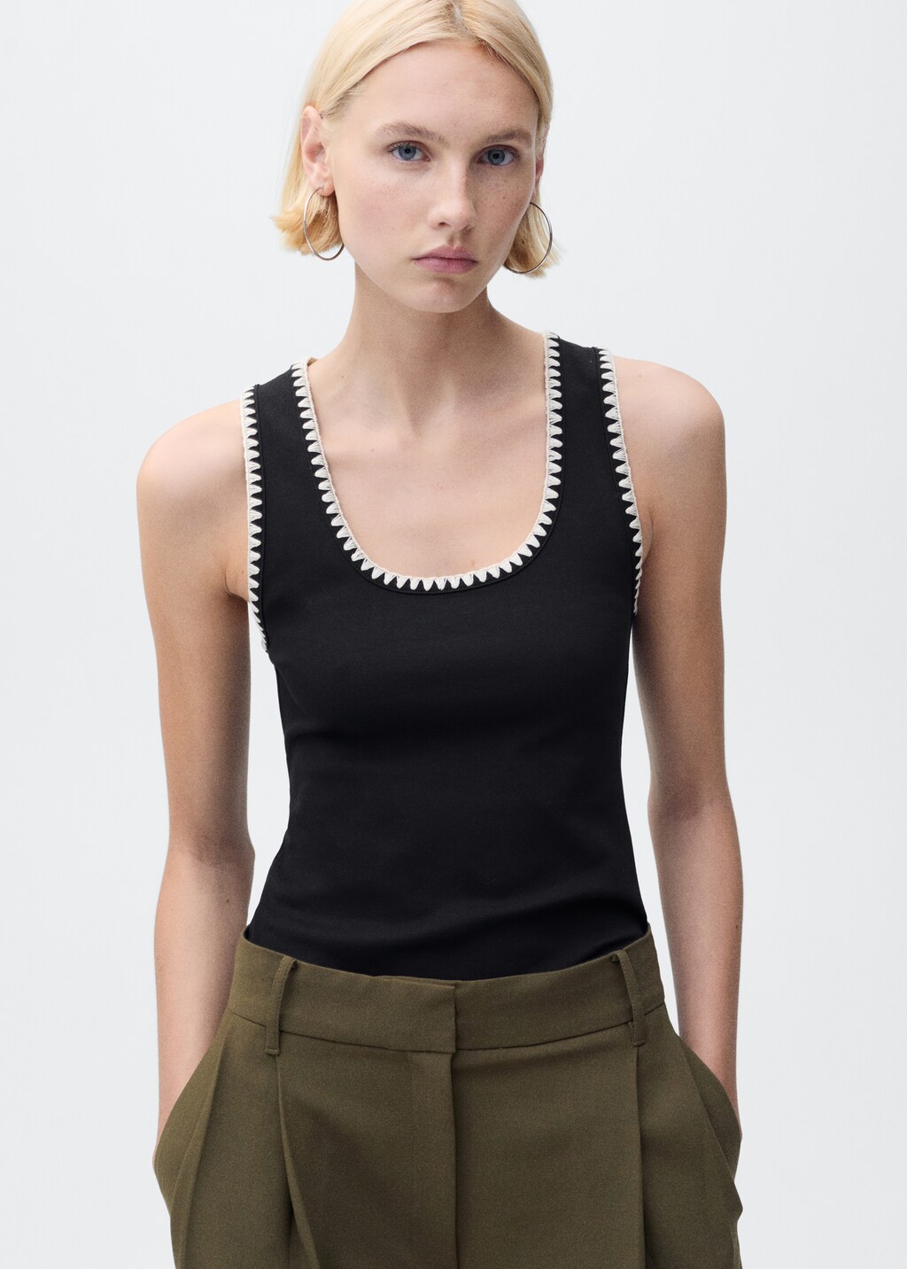 Low-cut top with contrasting trim - Black
