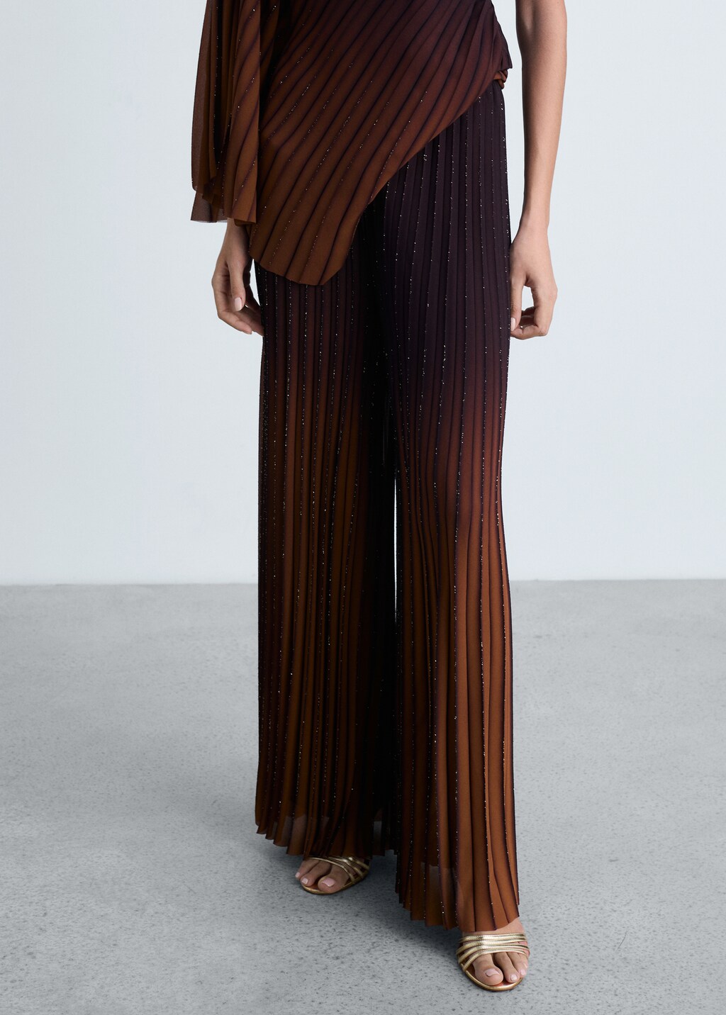 Pleated trousers with a shiny finish - Coffee