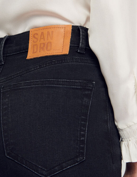 Straight-cut jeans with raw edges