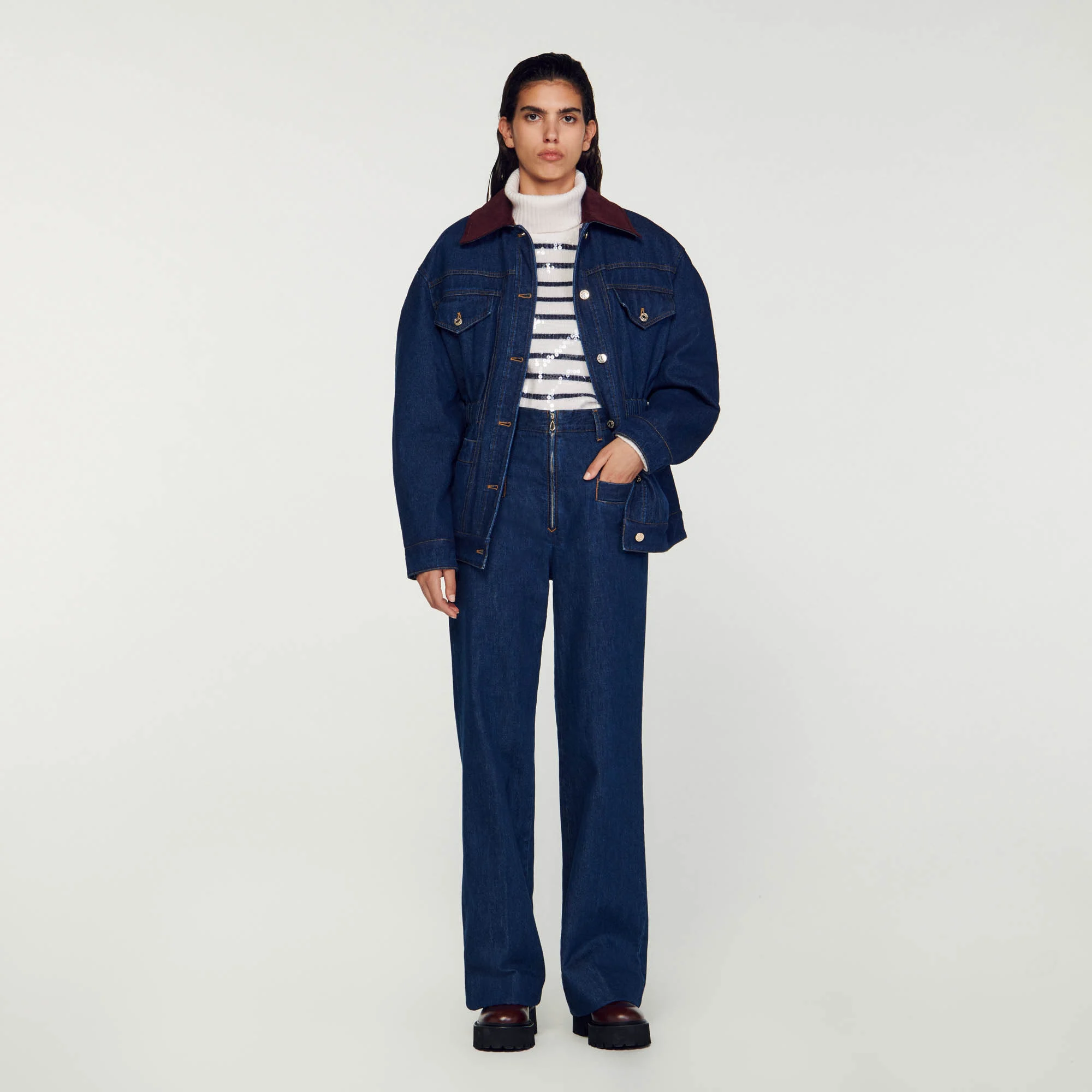 High-waisted jeans