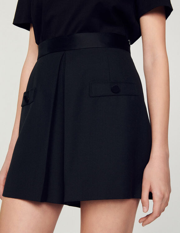 High-waisted shorts with buttons