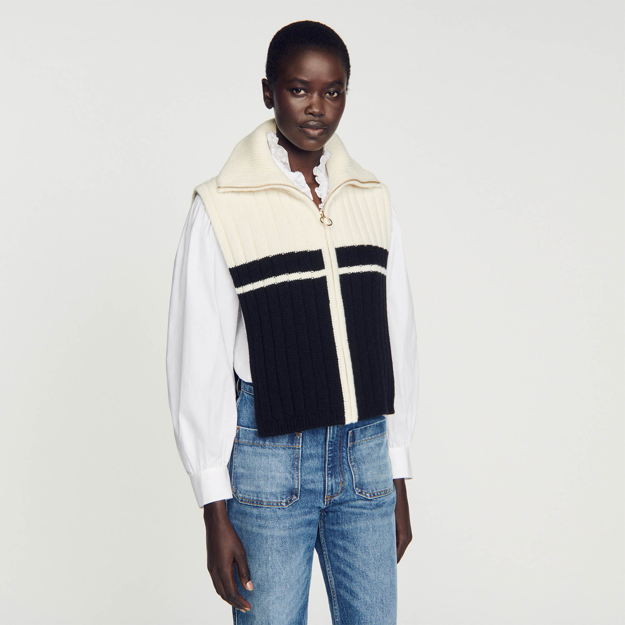 Two-tone high-neck scarf