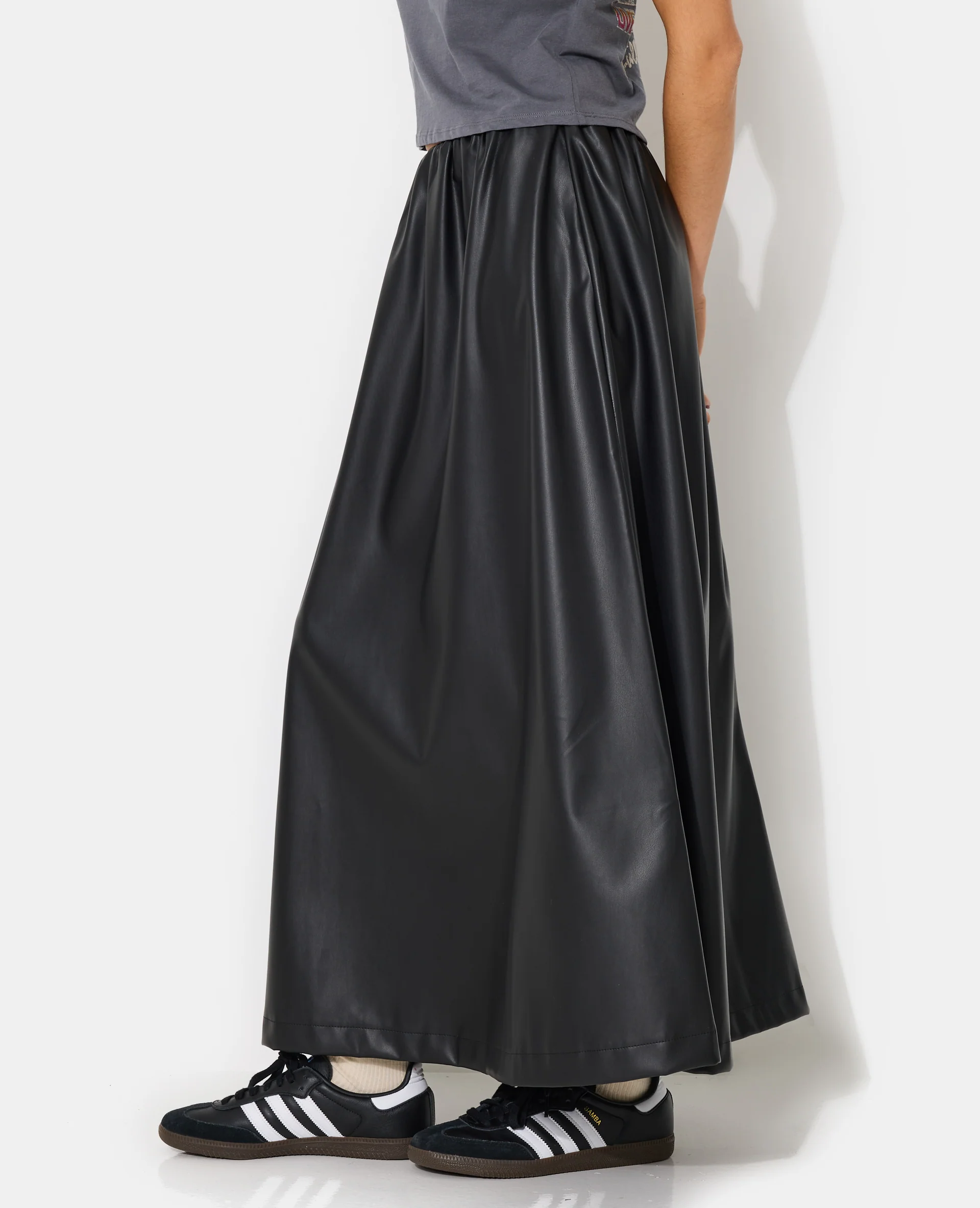 Jupe longue et évasée en simili
