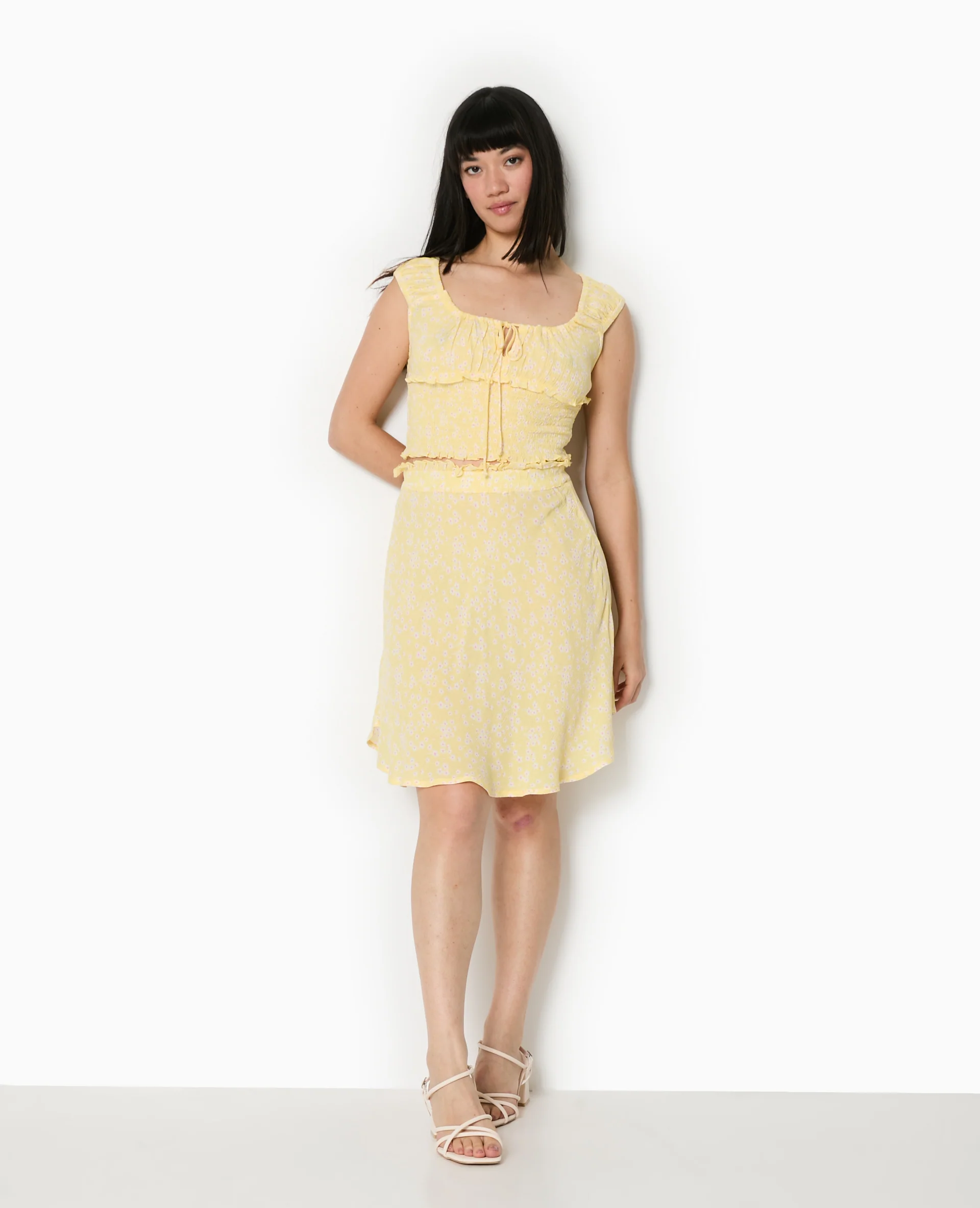 Top court forme empire avec petites fleurs