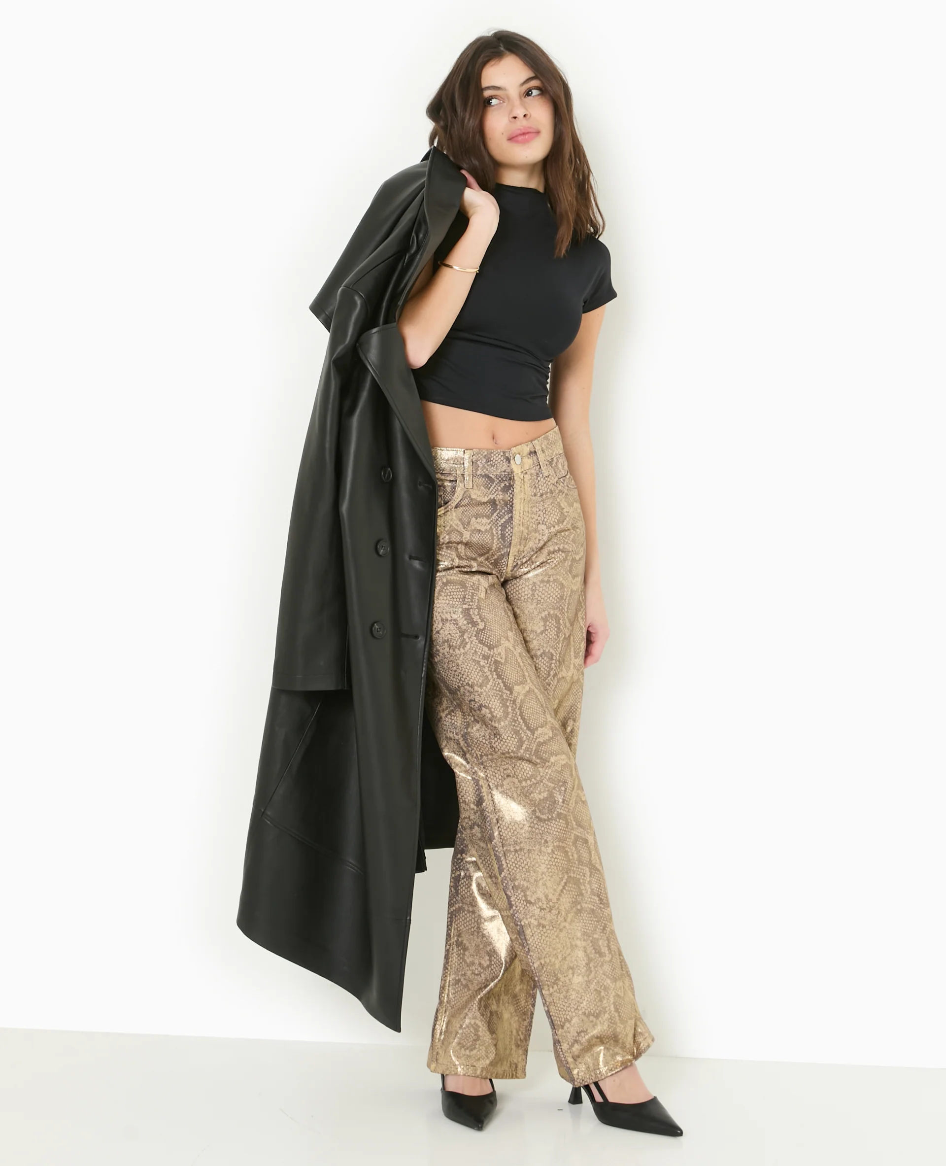 Jean droit motif python enduit doré