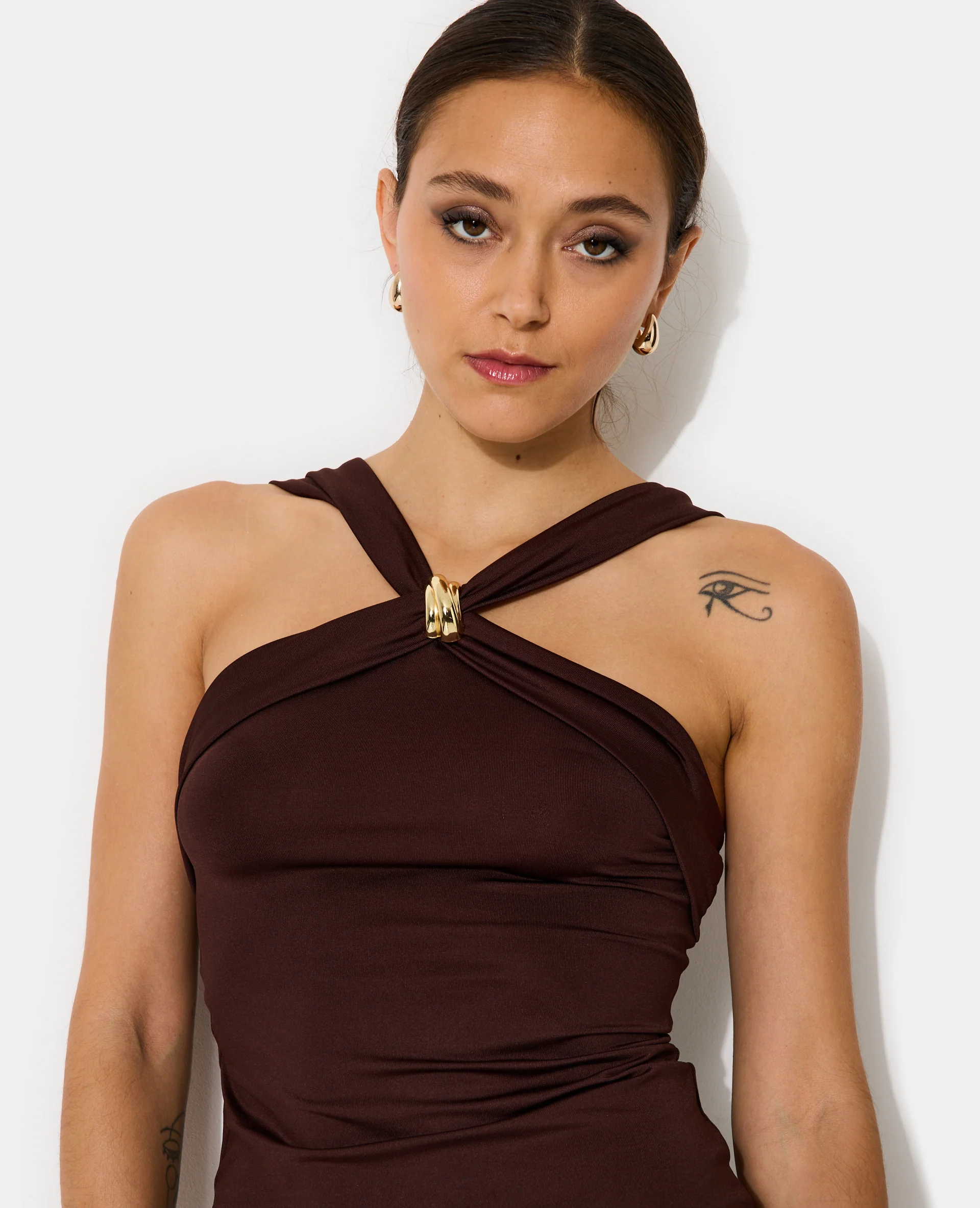 Robe longue avec bretelles croisées et détail bijou