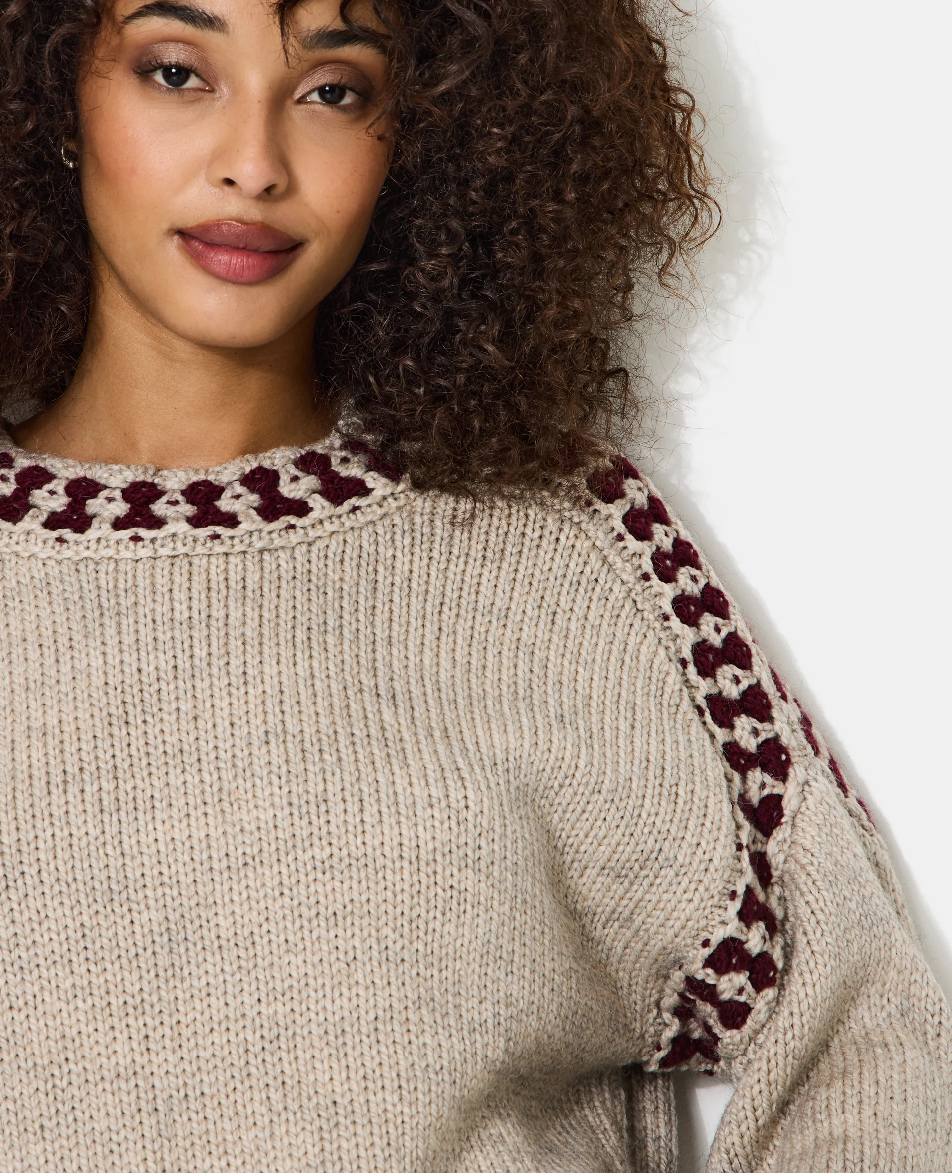 Pull avec franges et détails contrastés