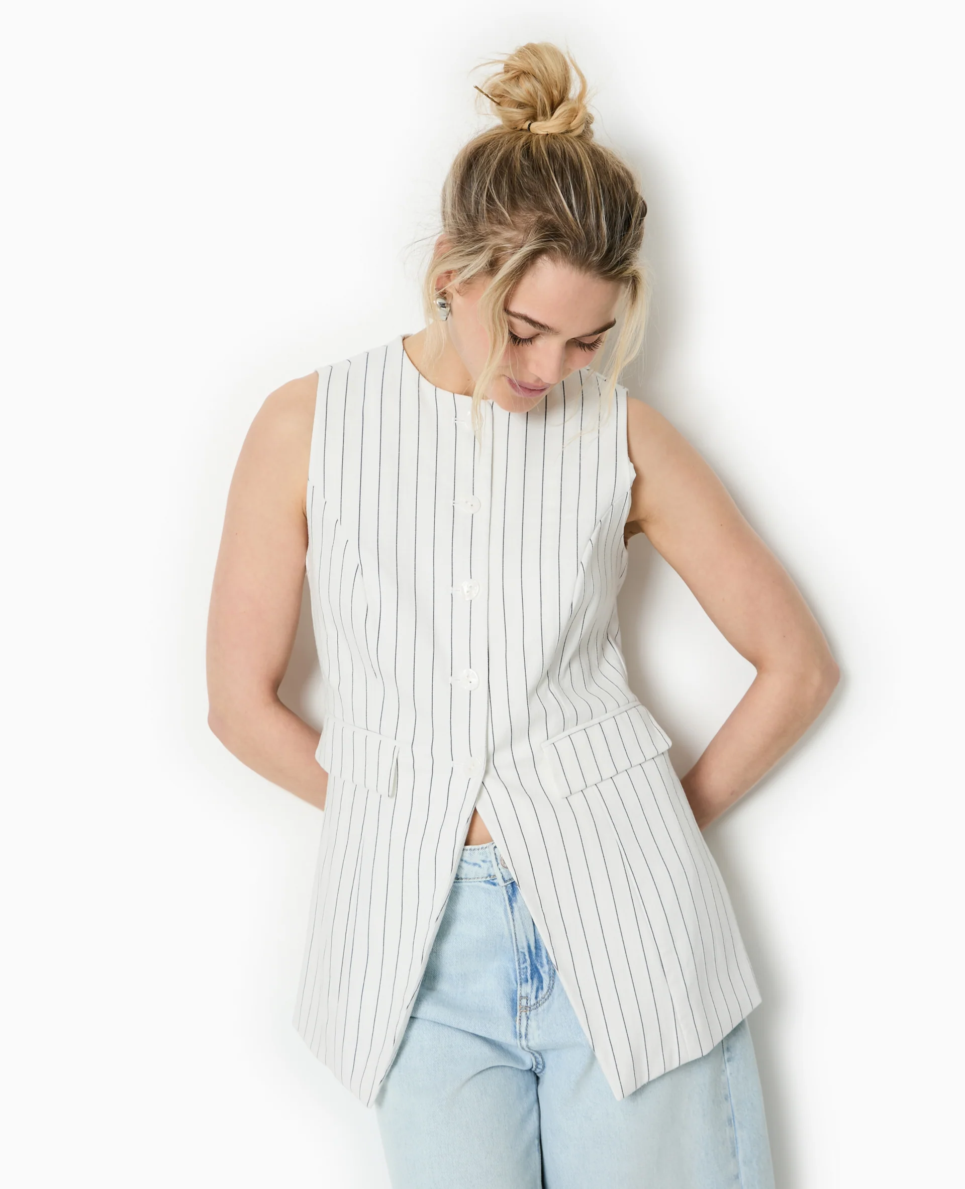 Veste longue sans manche avec fines rayures