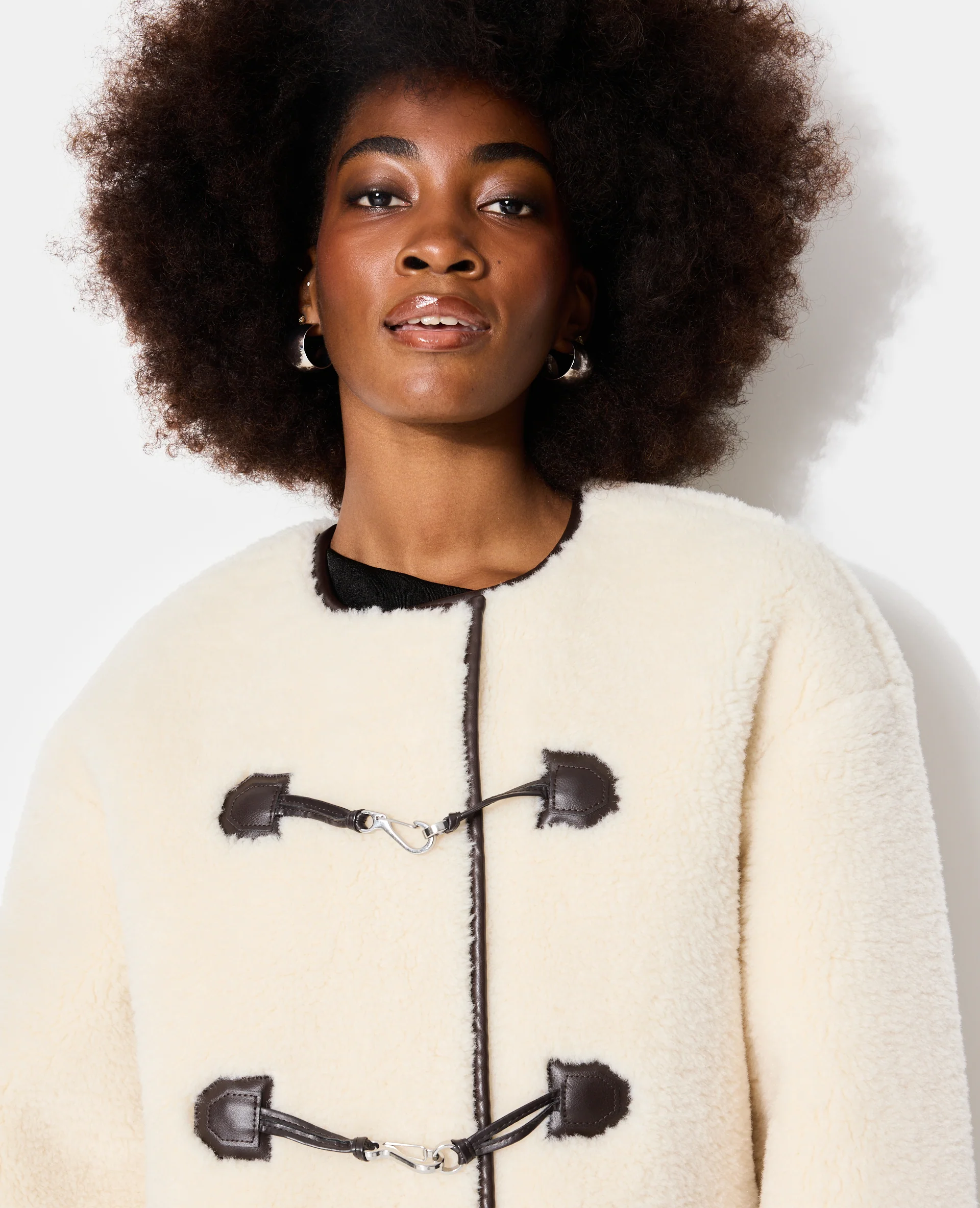 Blouson droit en sherpa avec attaches mousqueton