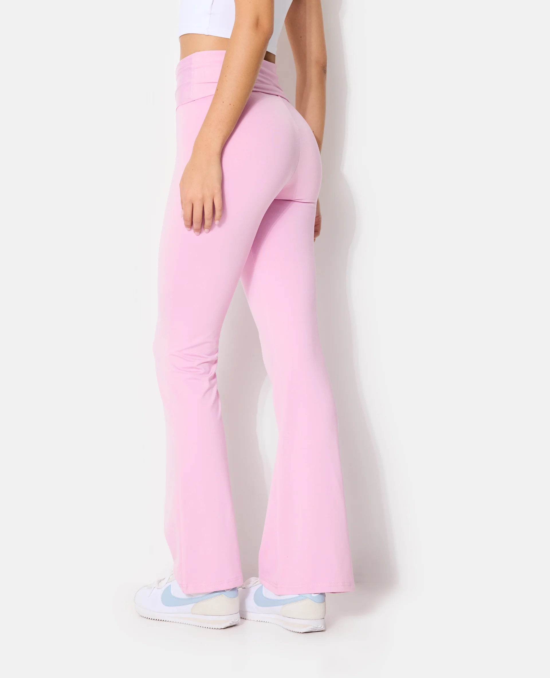 Pantalon flare en maille stretch avec ceinture revers