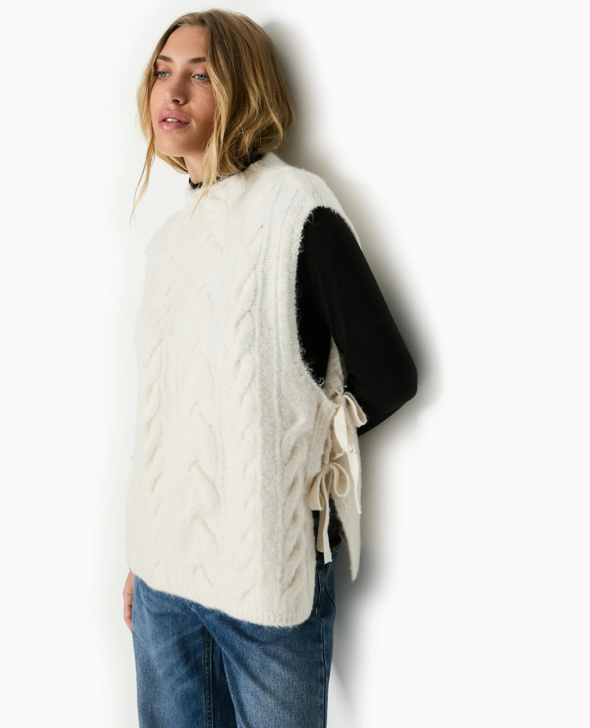 Pull sans manches avec nouettes sur les côtés