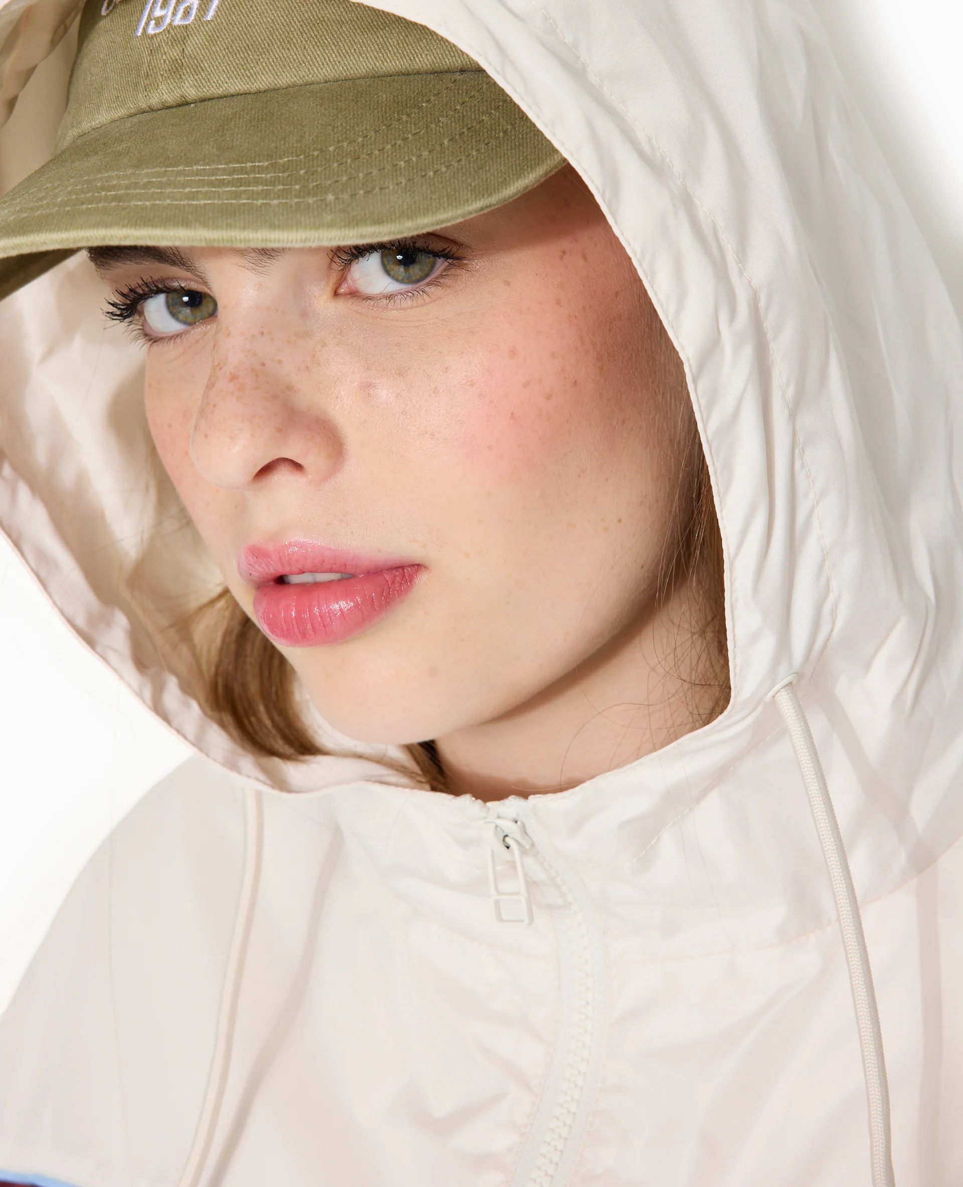 Coupe-vent bicolore avec capuche