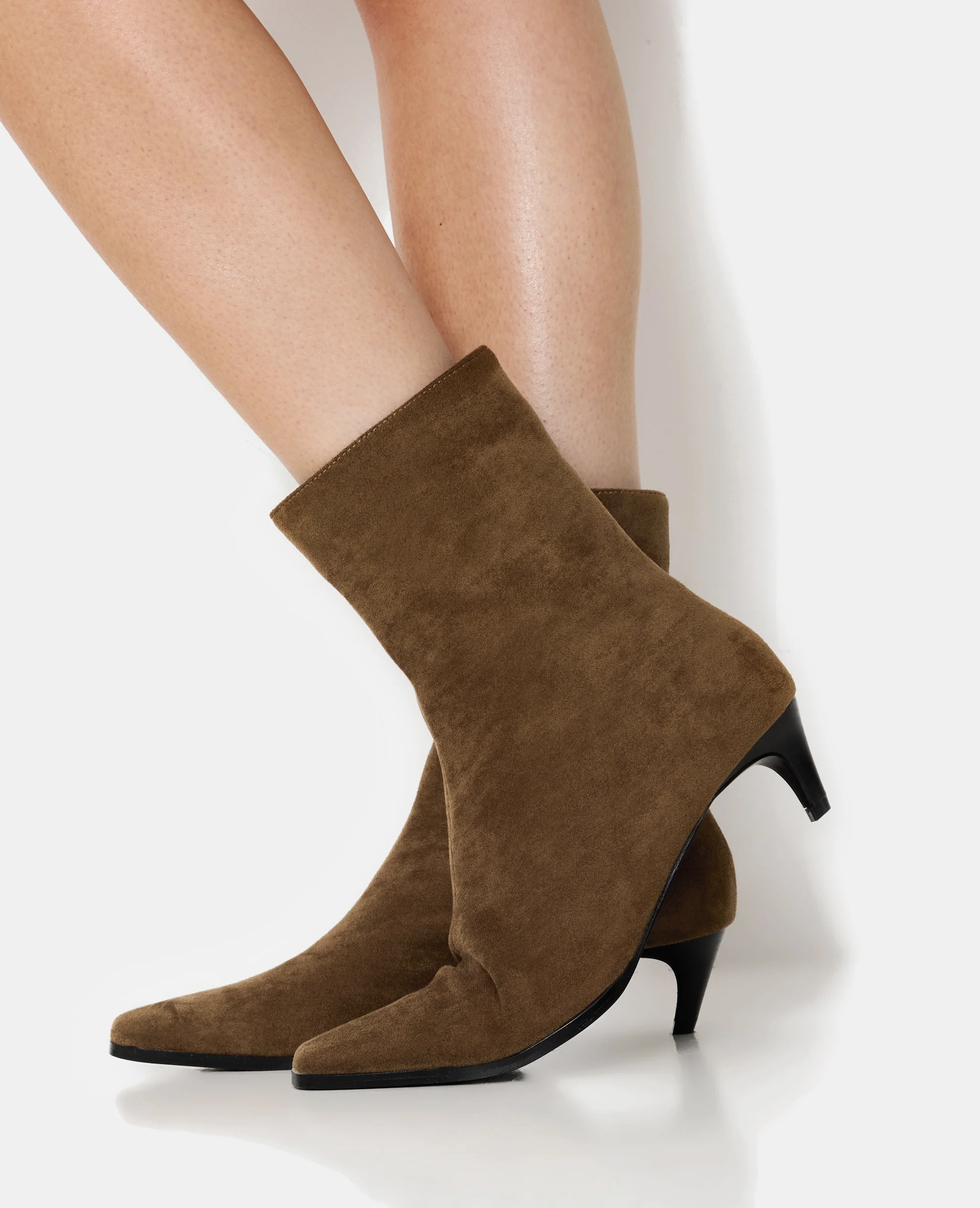 Boots pointues en suédine avec petit talon