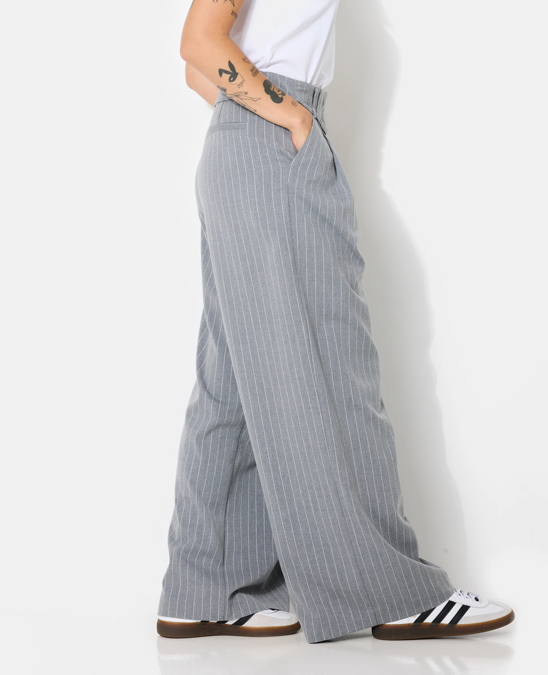 Pantalon large et droit avec fines rayures