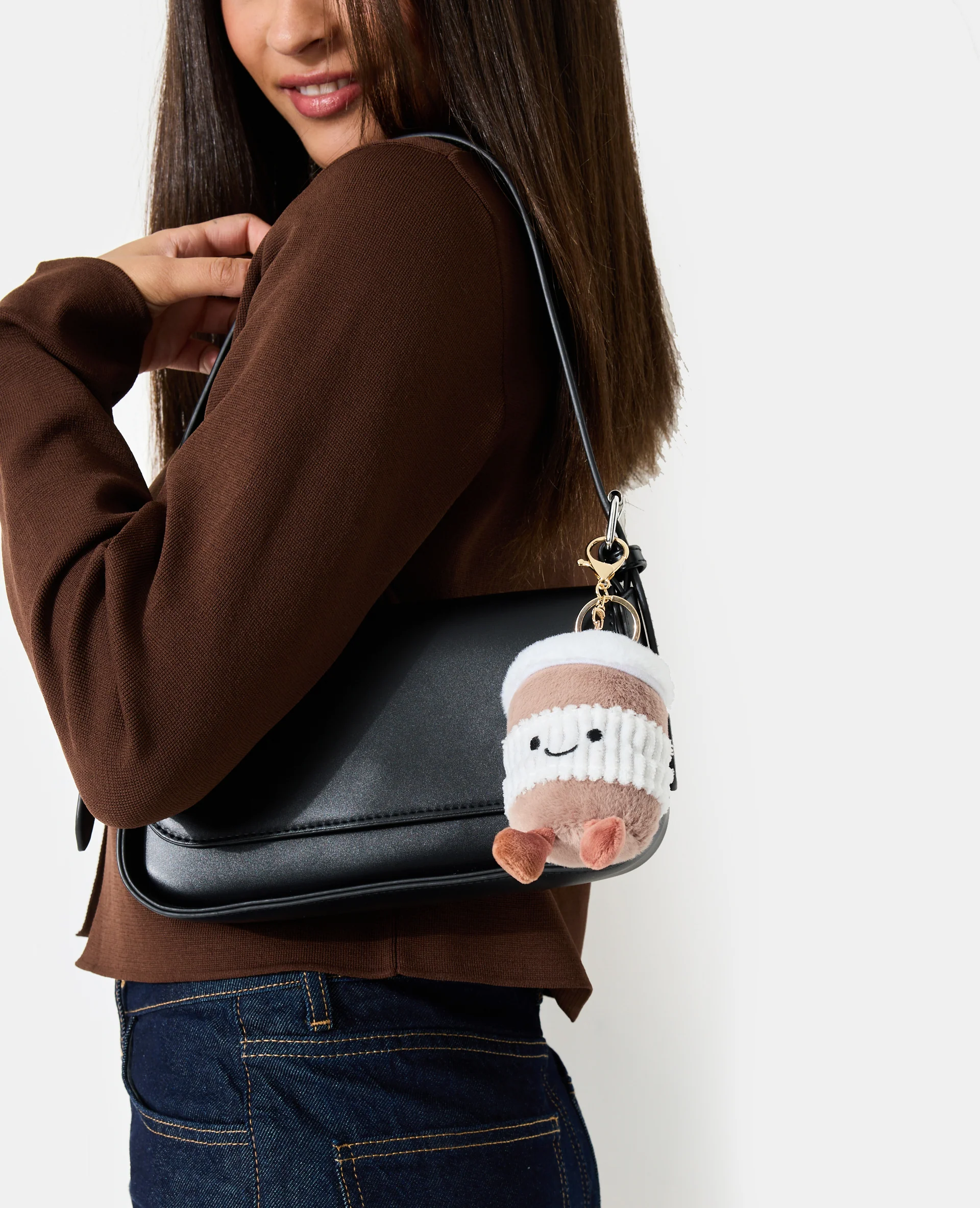 Déco de sac avec gobelet de café en peluche