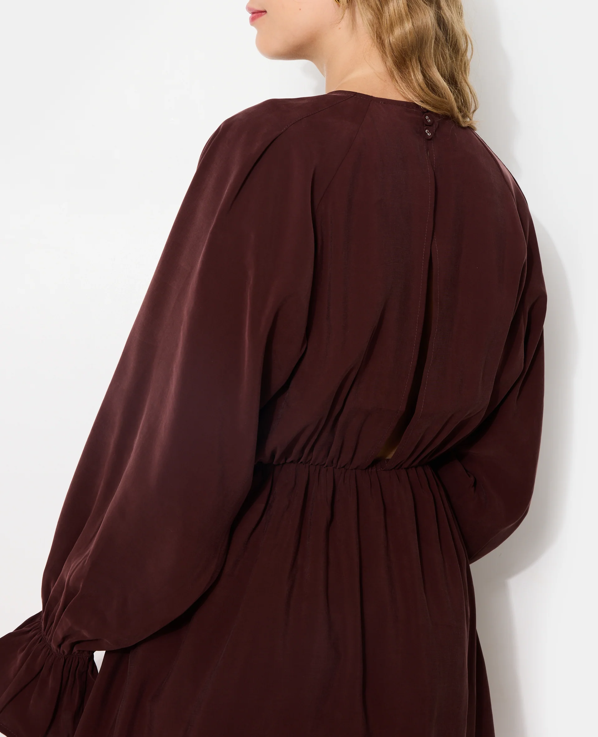 Robe courte avec taille élastiquée en tissu fluide