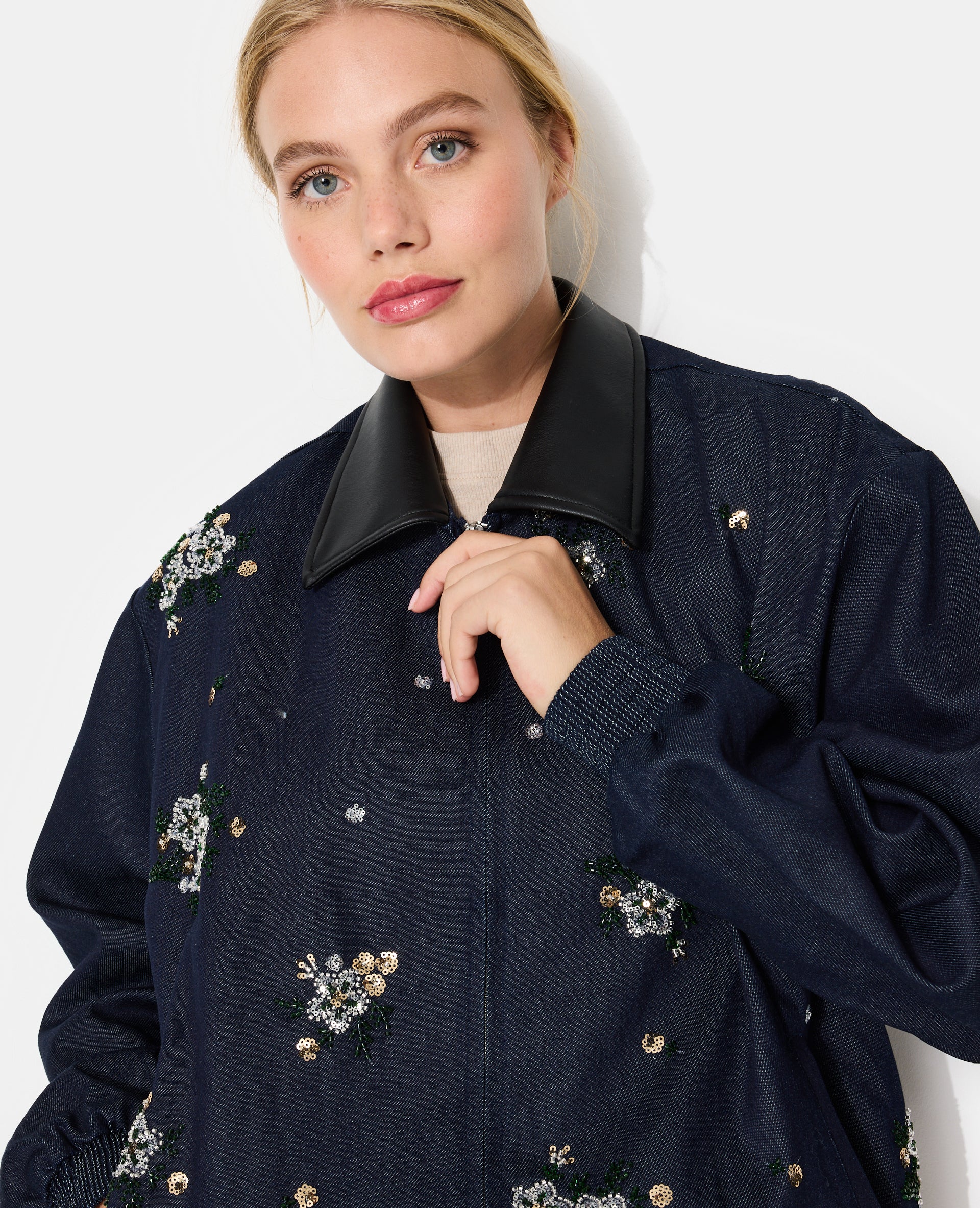 Veste oversize en jean avec fleurs en sequins