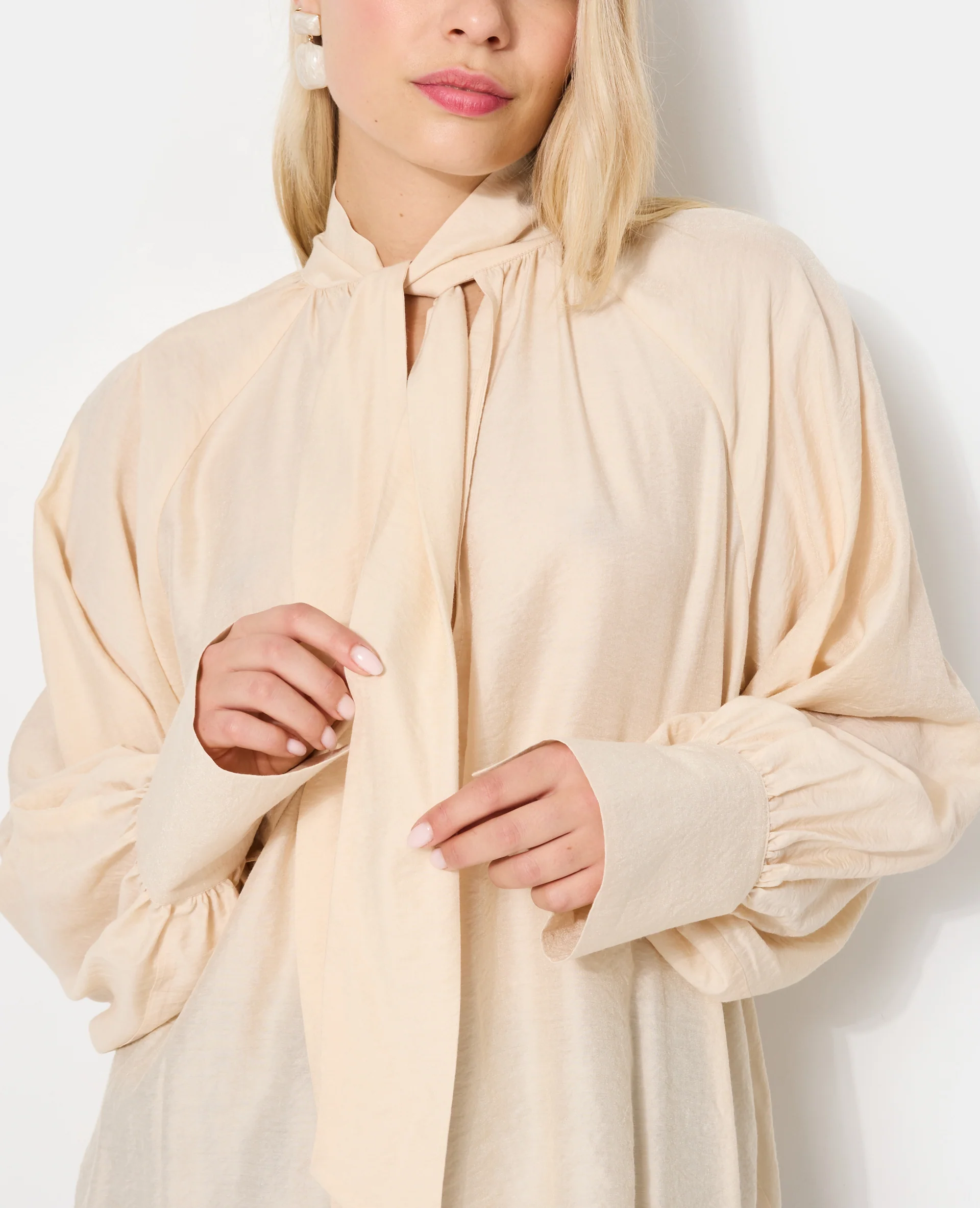 Blouse manches ballons et col lavallière