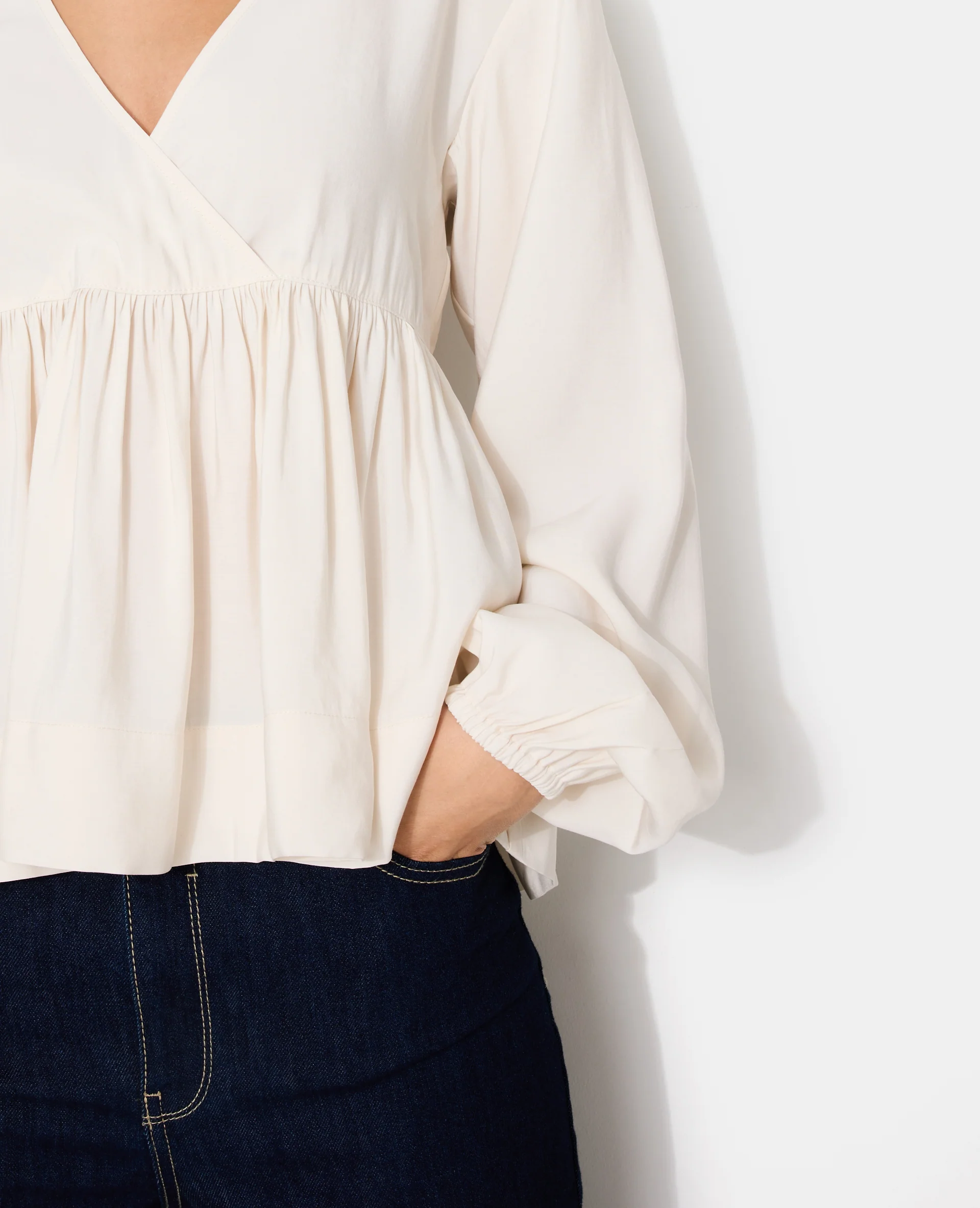 Blouse cache-coeur en tissu effet peau de pêche