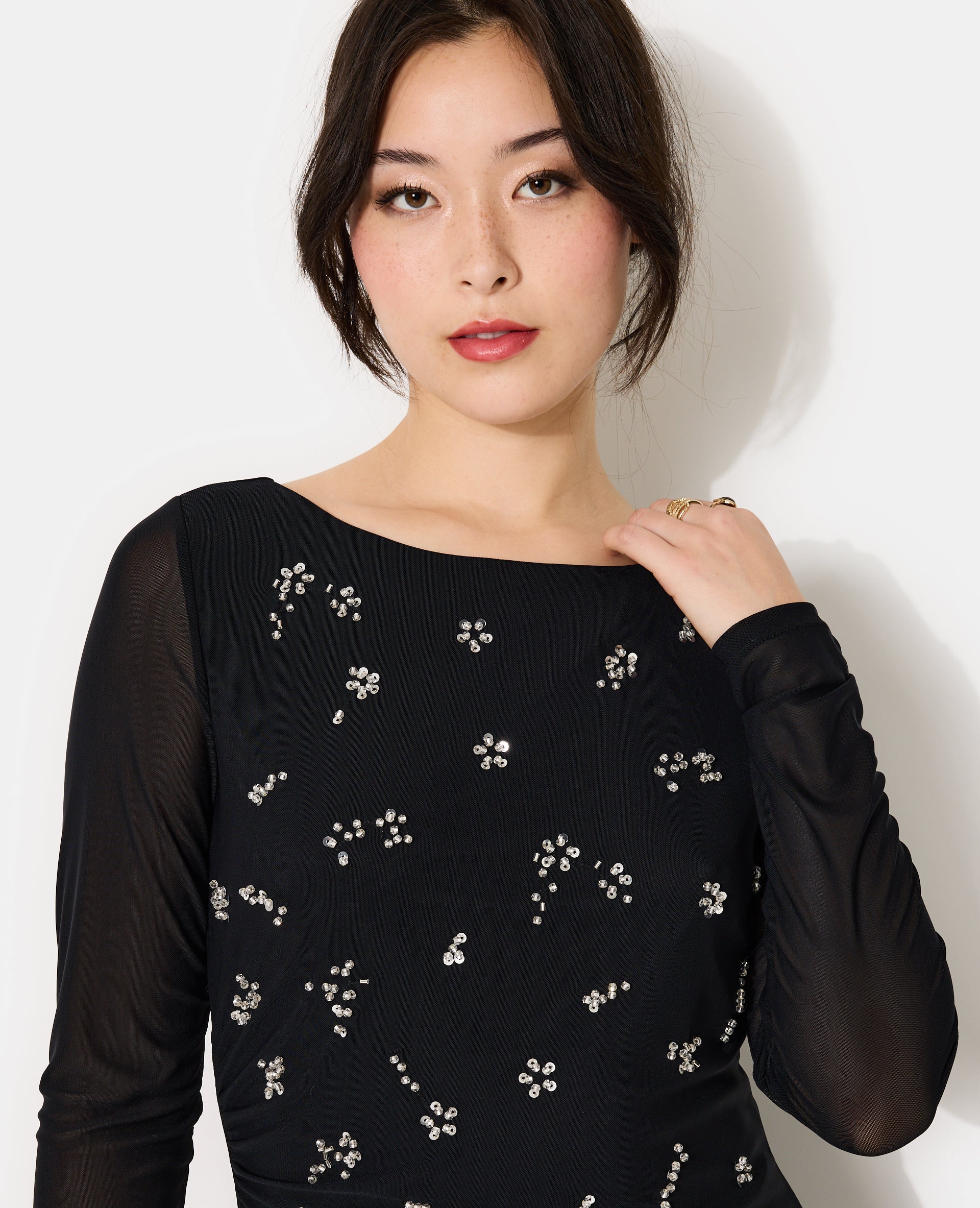 Robe courte en résille avec perles et sequins