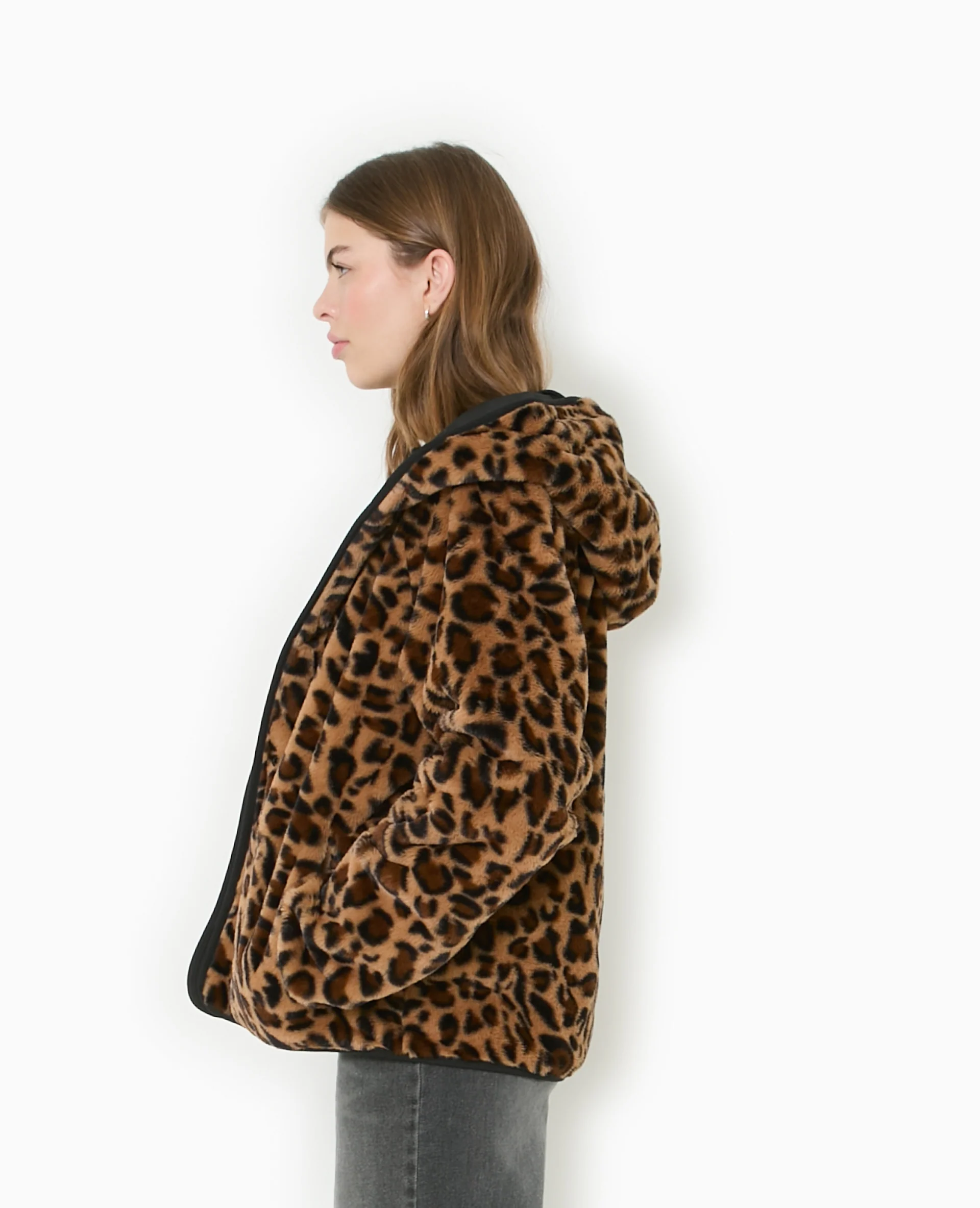 Manteau court réversible avec fourrure motif léopard